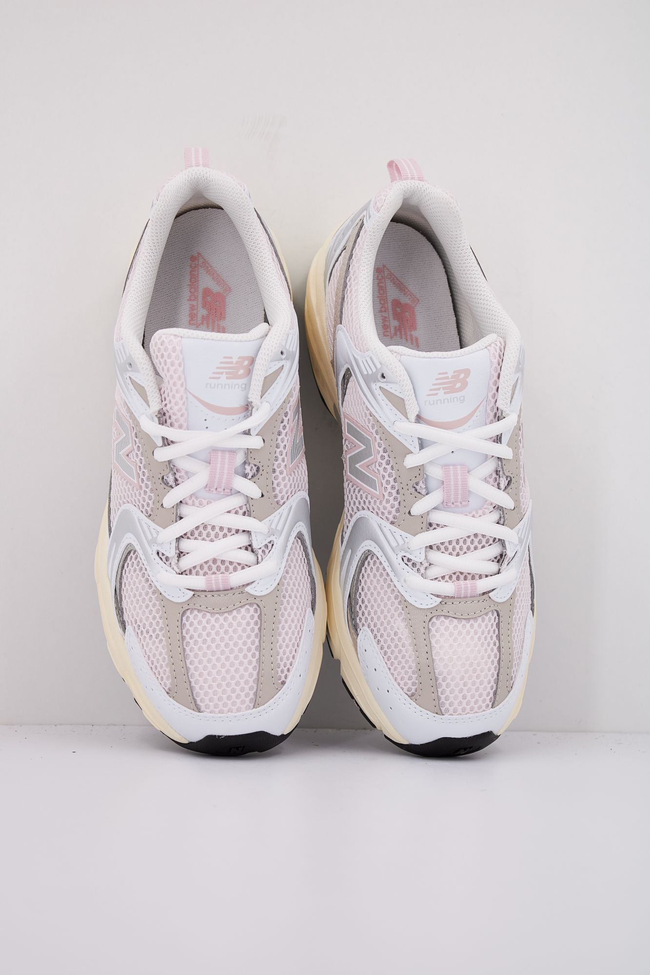 NEW BALANCE MR530 ASR en color ROSA (3)