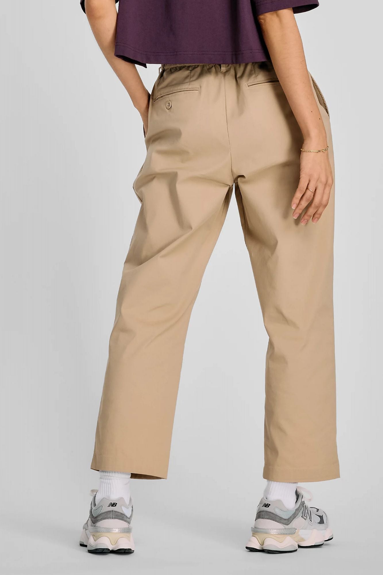 NEW BALANCE BOYLSTON TWILL TAPERED PANT en color MARRON CLARO (3)