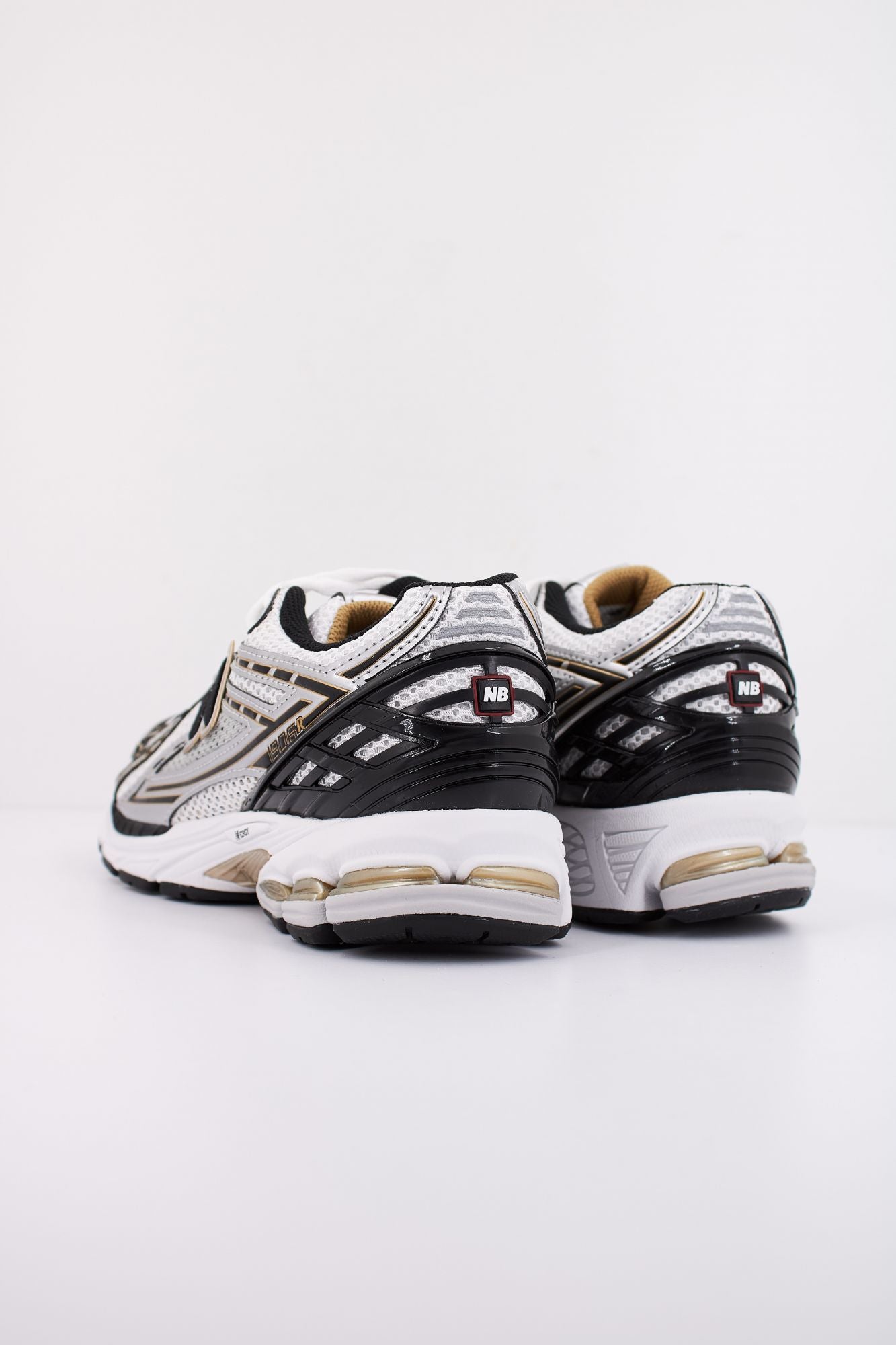 NEW BALANCE M1906 en color BLANCO (4)