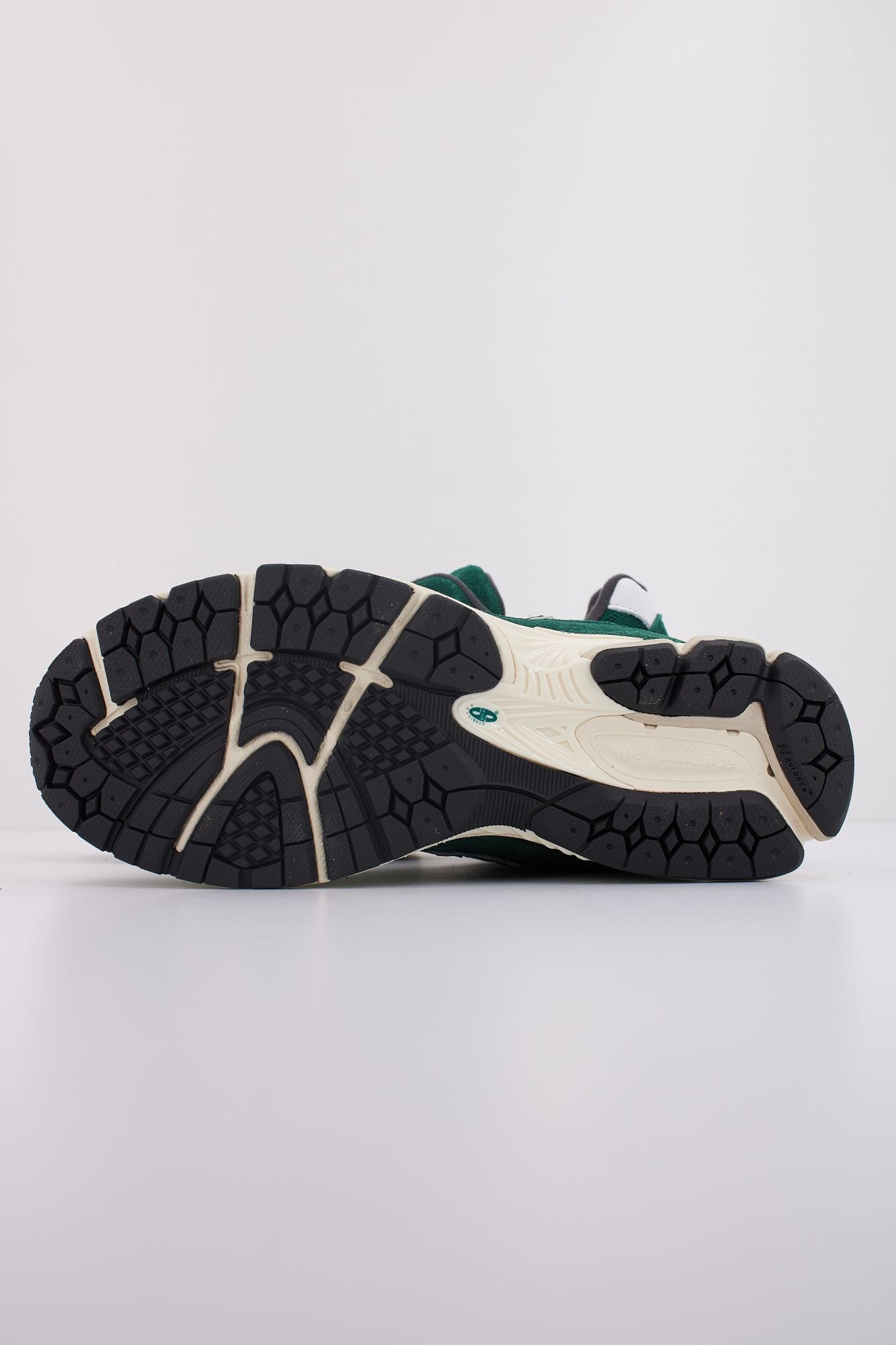 NEW BALANCE M2002 en color VERDE (5)
