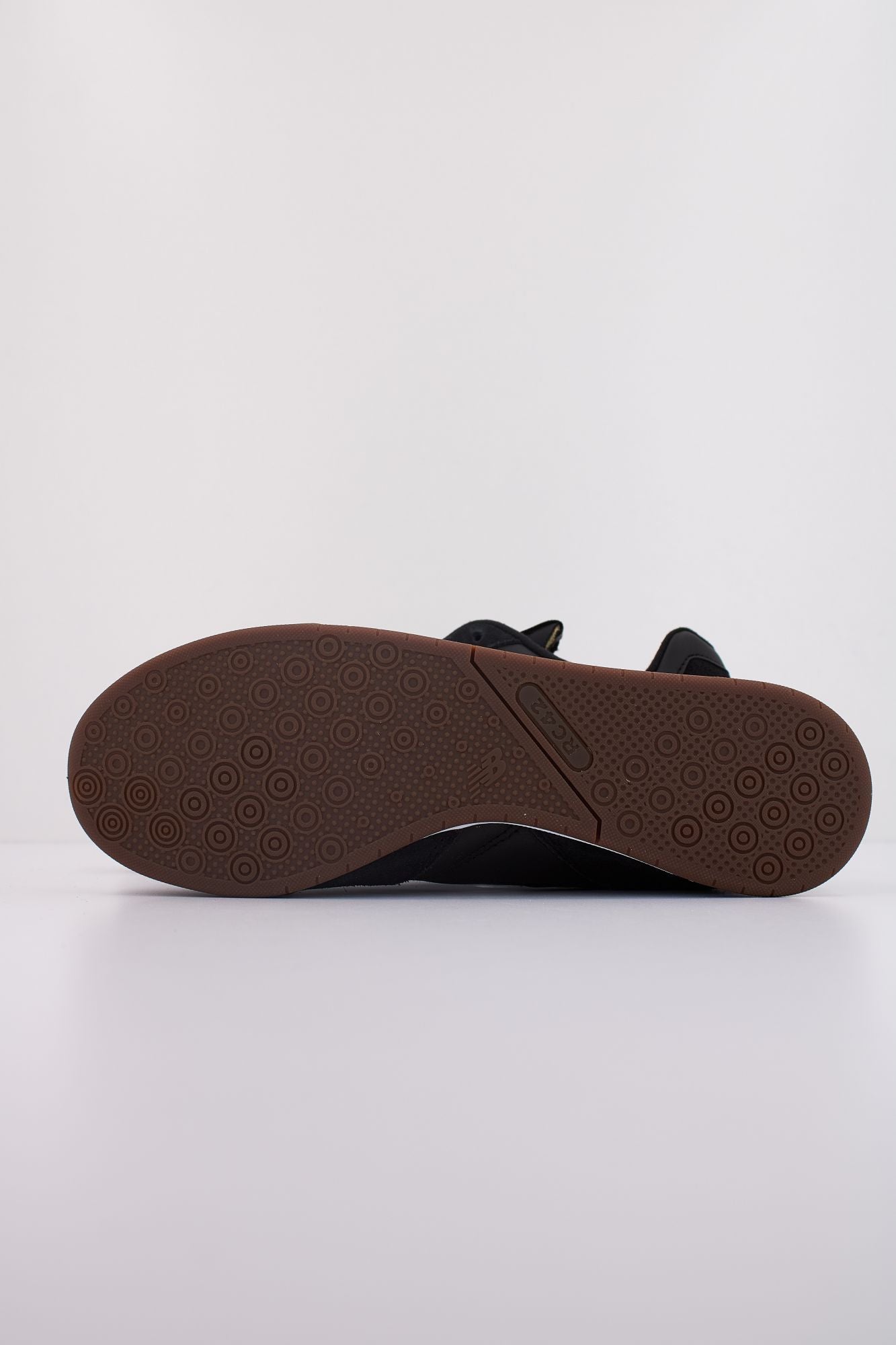NEW BALANCE URC42 en color NEGRO (5)