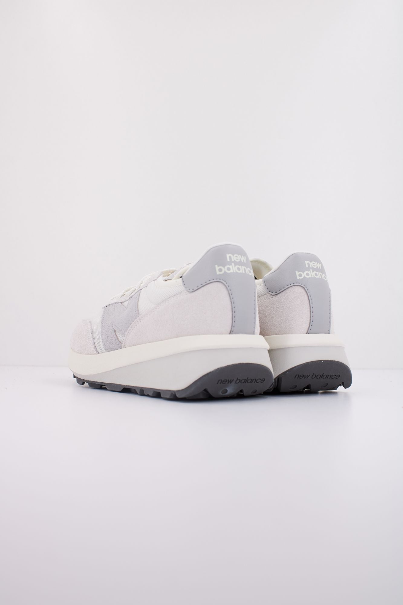 NEW BALANCE U370 AA en color GRIS (4)