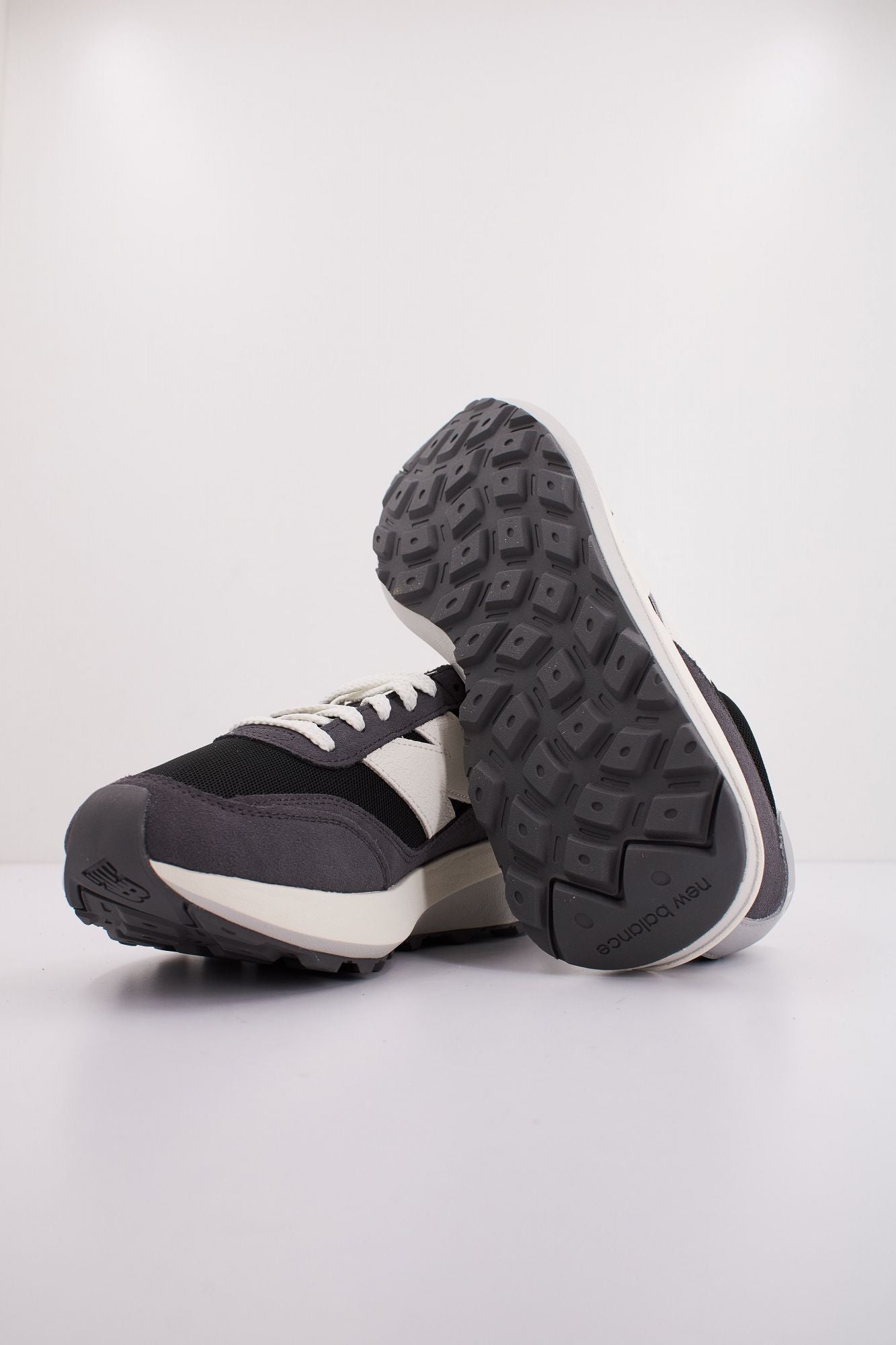 NEW BALANCE U370 en color GRIS (5)