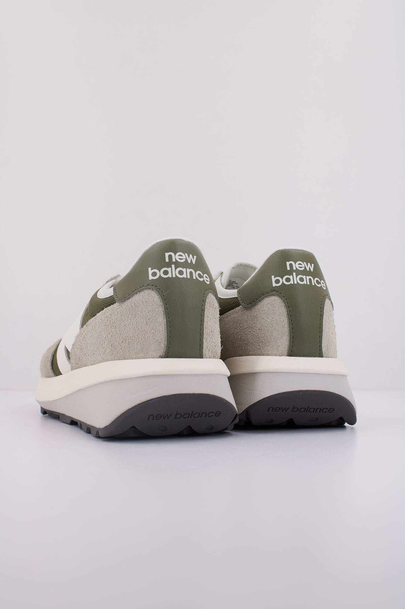 NEW BALANCE U370 AL en color VERDE (4)