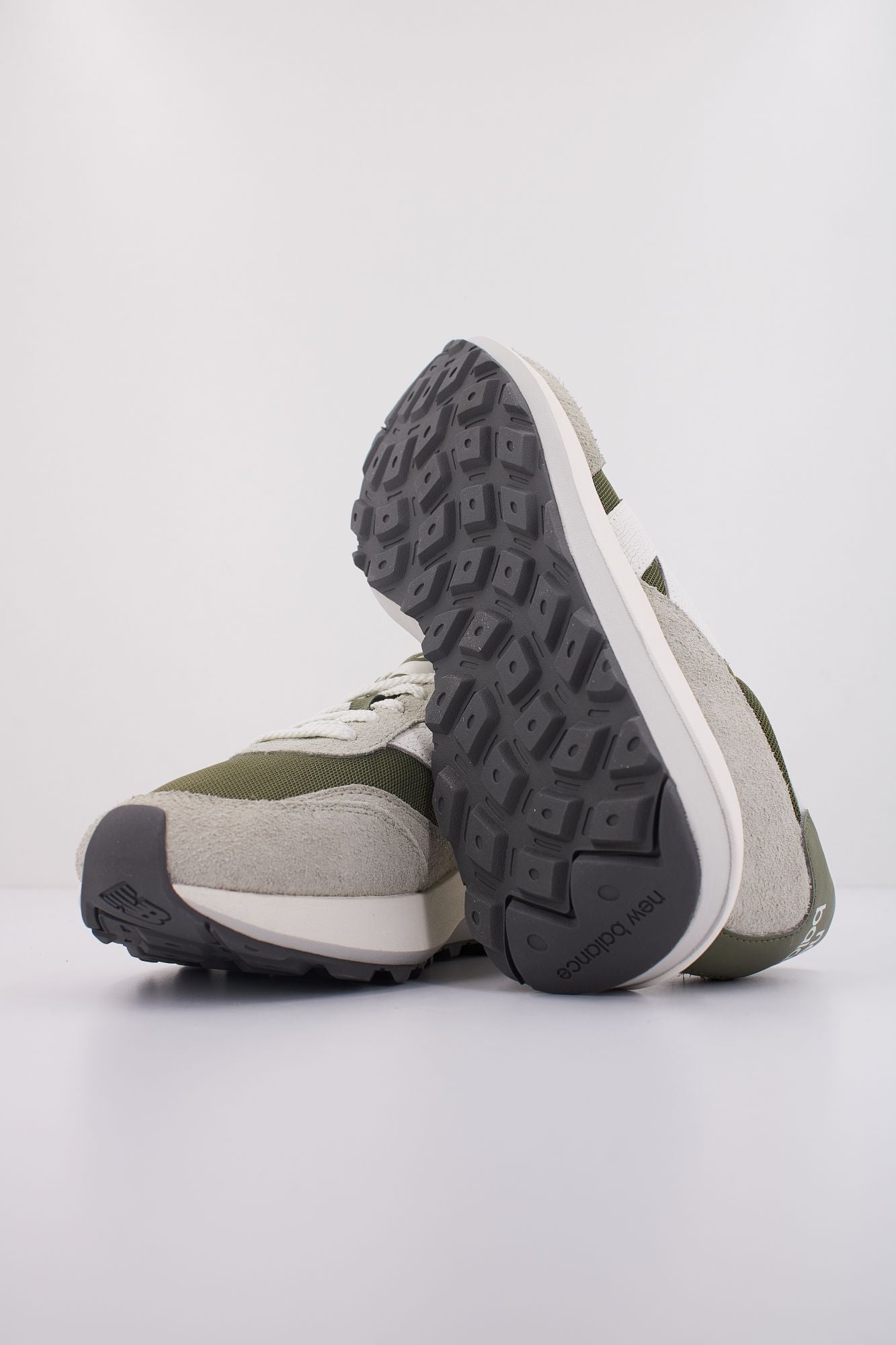 NEW BALANCE U370 AL en color VERDE (5)