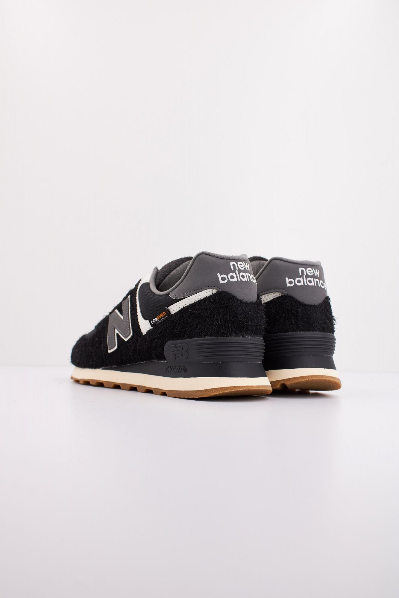 NEW BALANCE U574 RUS en color NEGRO (4)