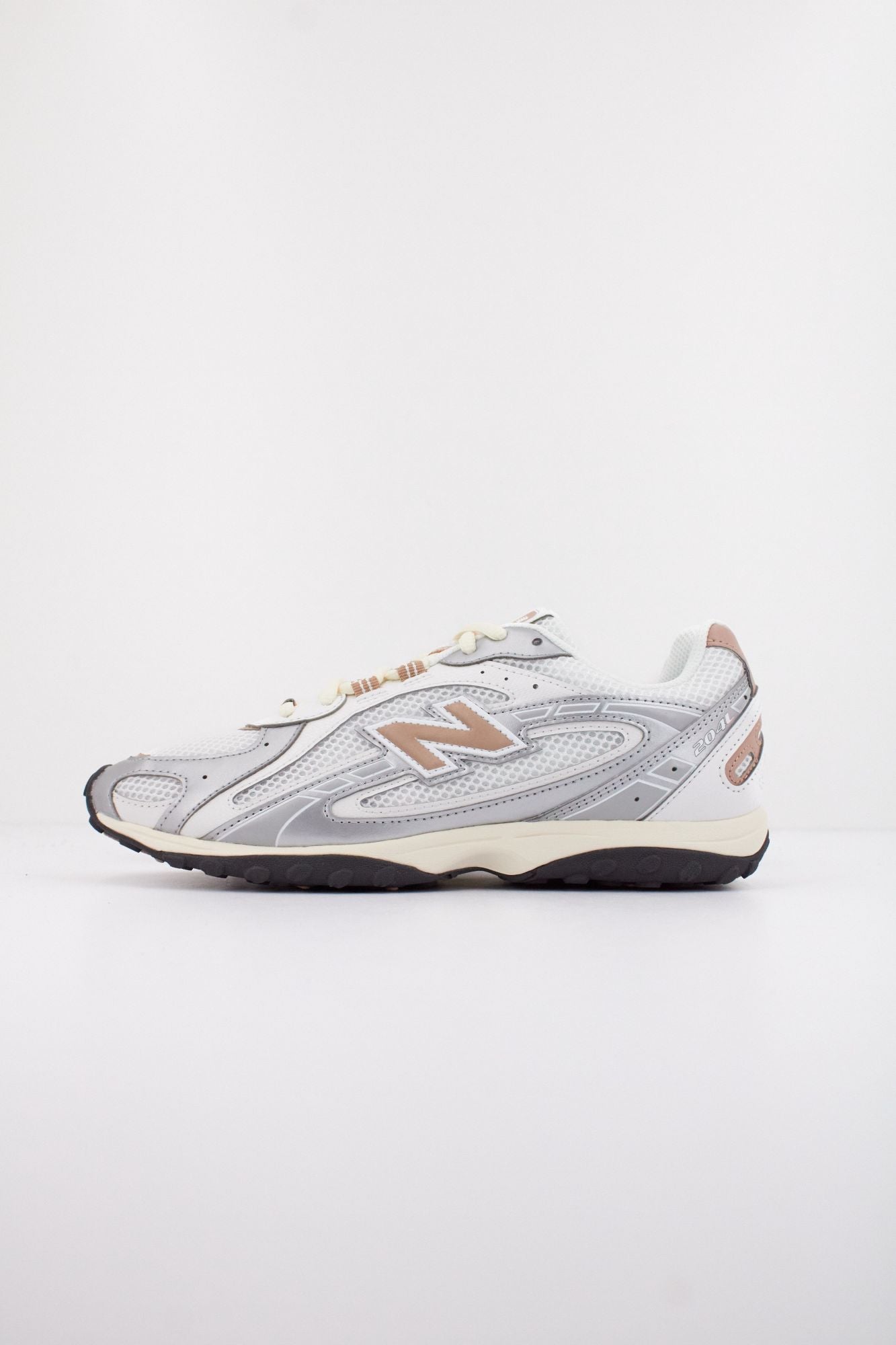 NEW BALANCE U204L SWA en color PLATA (1)