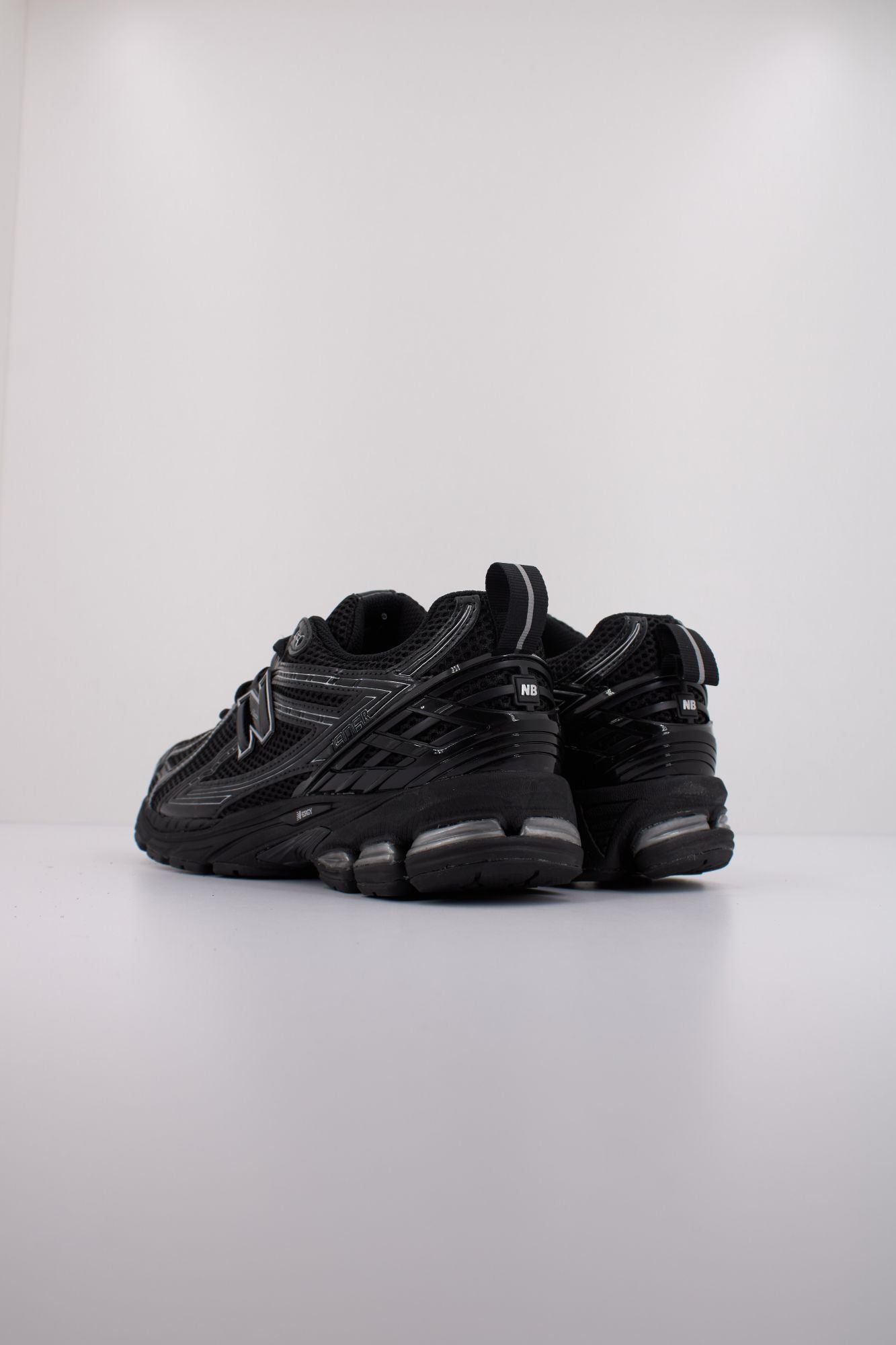 NEW BALANCE M1906 en color NEGRO (3)