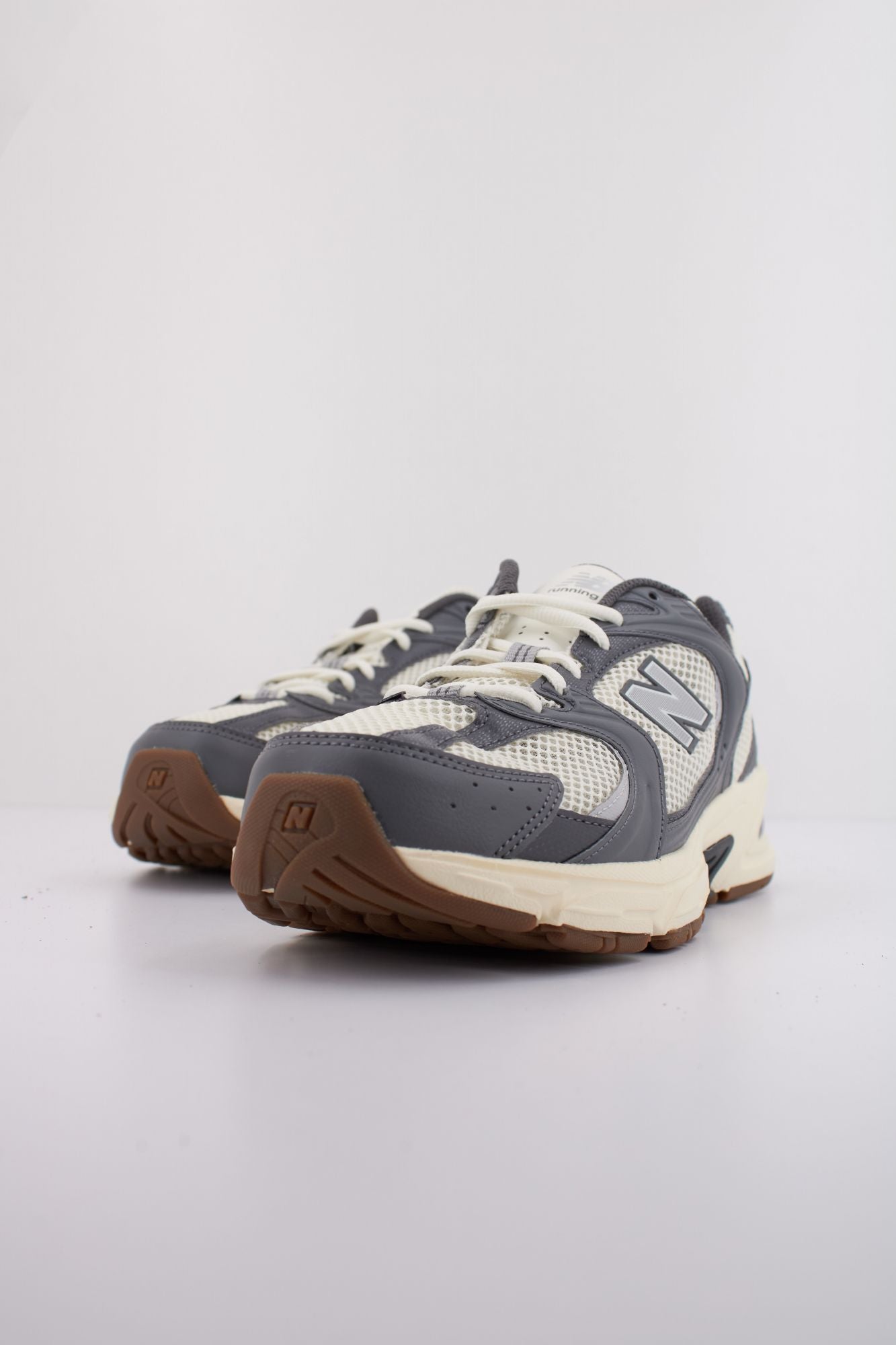 NEW BALANCE MR530 en color GRIS (2)