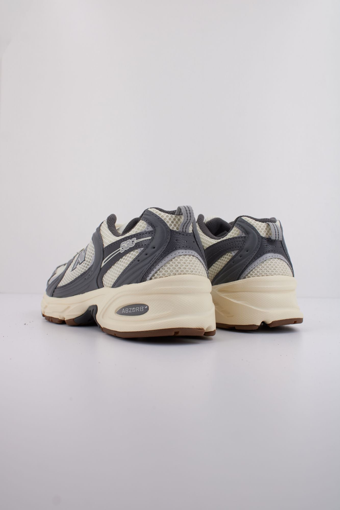 NEW BALANCE MR530 en color GRIS (4)