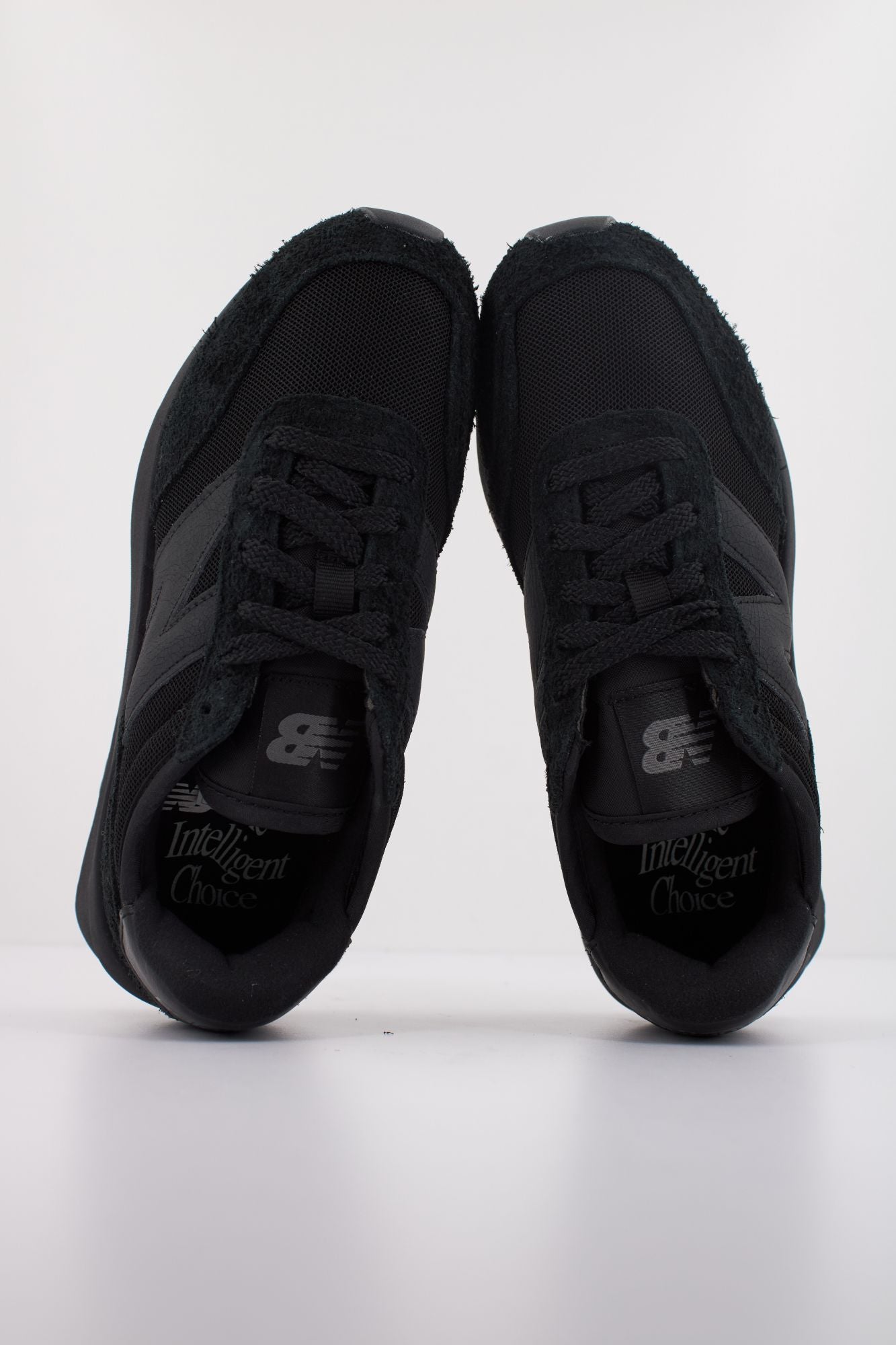 NEW BALANCE U370 en color NEGRO (3)