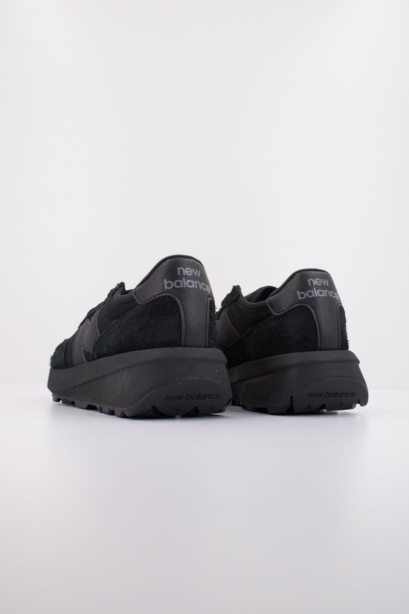 NEW BALANCE U370 en color NEGRO (4)