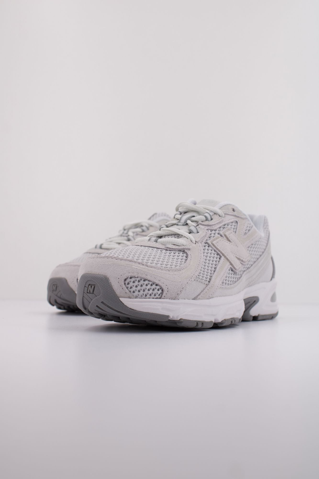 NEW BALANCE U740 en color GRIS (2)