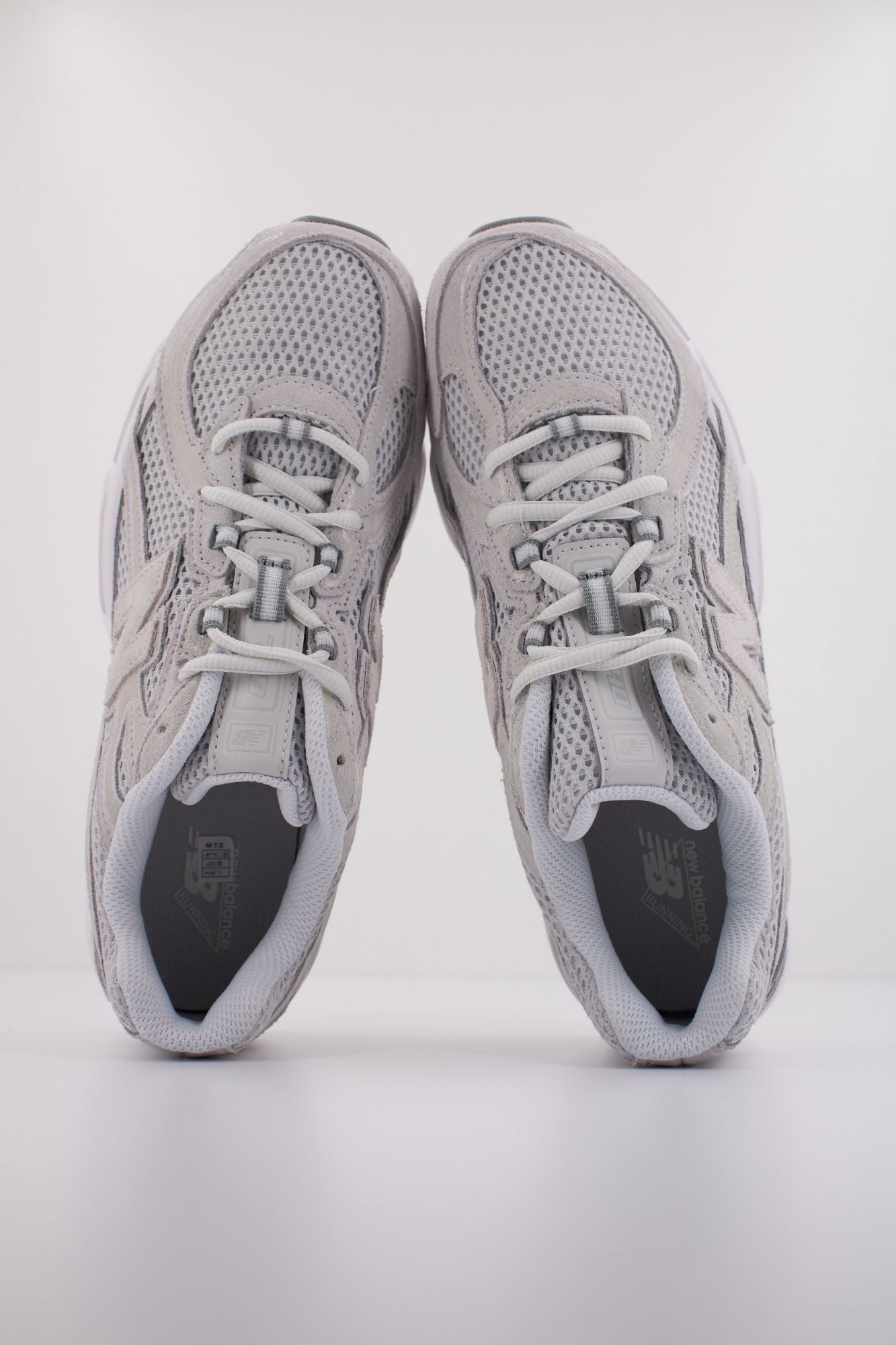 NEW BALANCE U740 en color GRIS (3)
