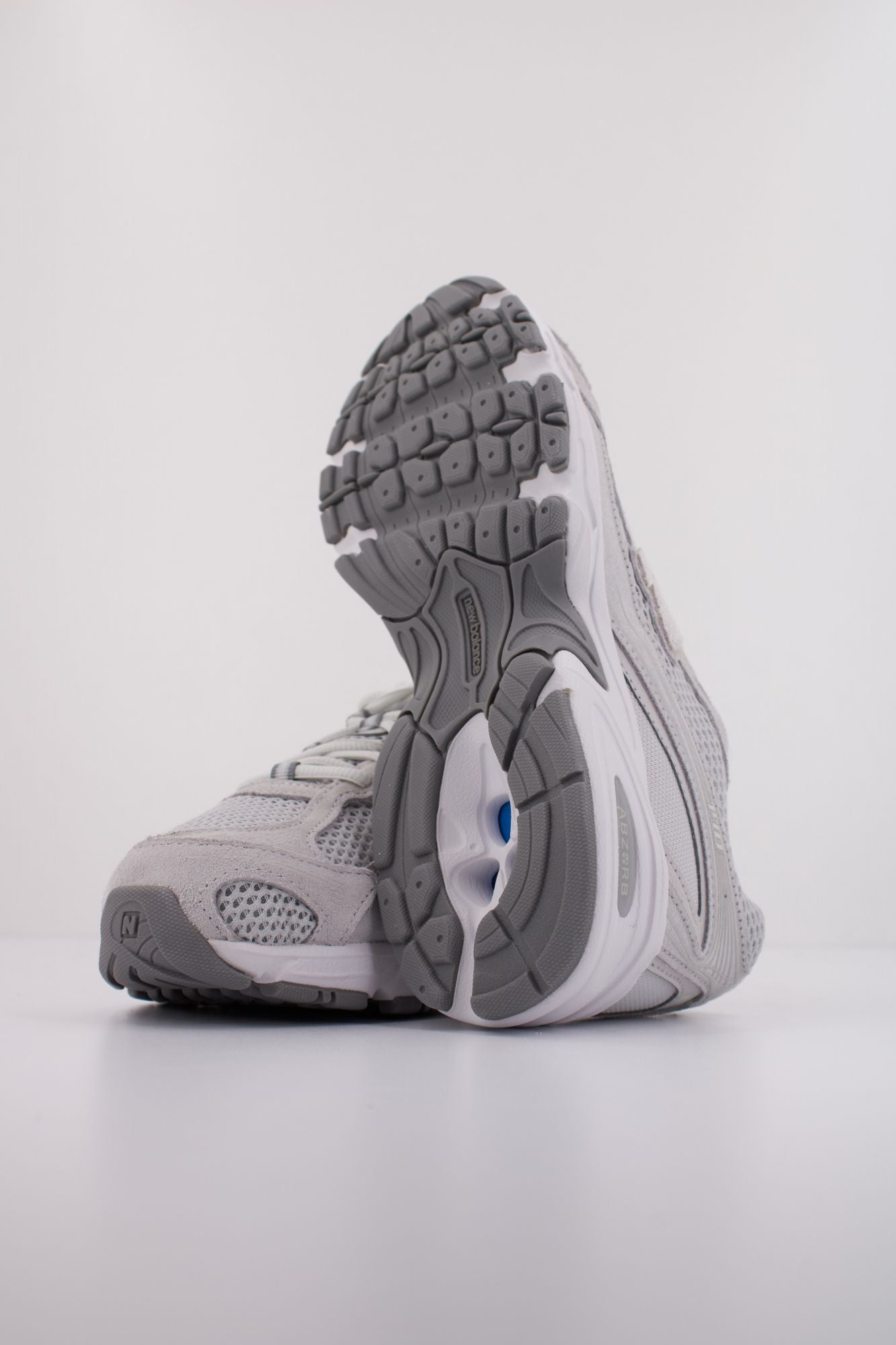 NEW BALANCE U740 en color GRIS (5)