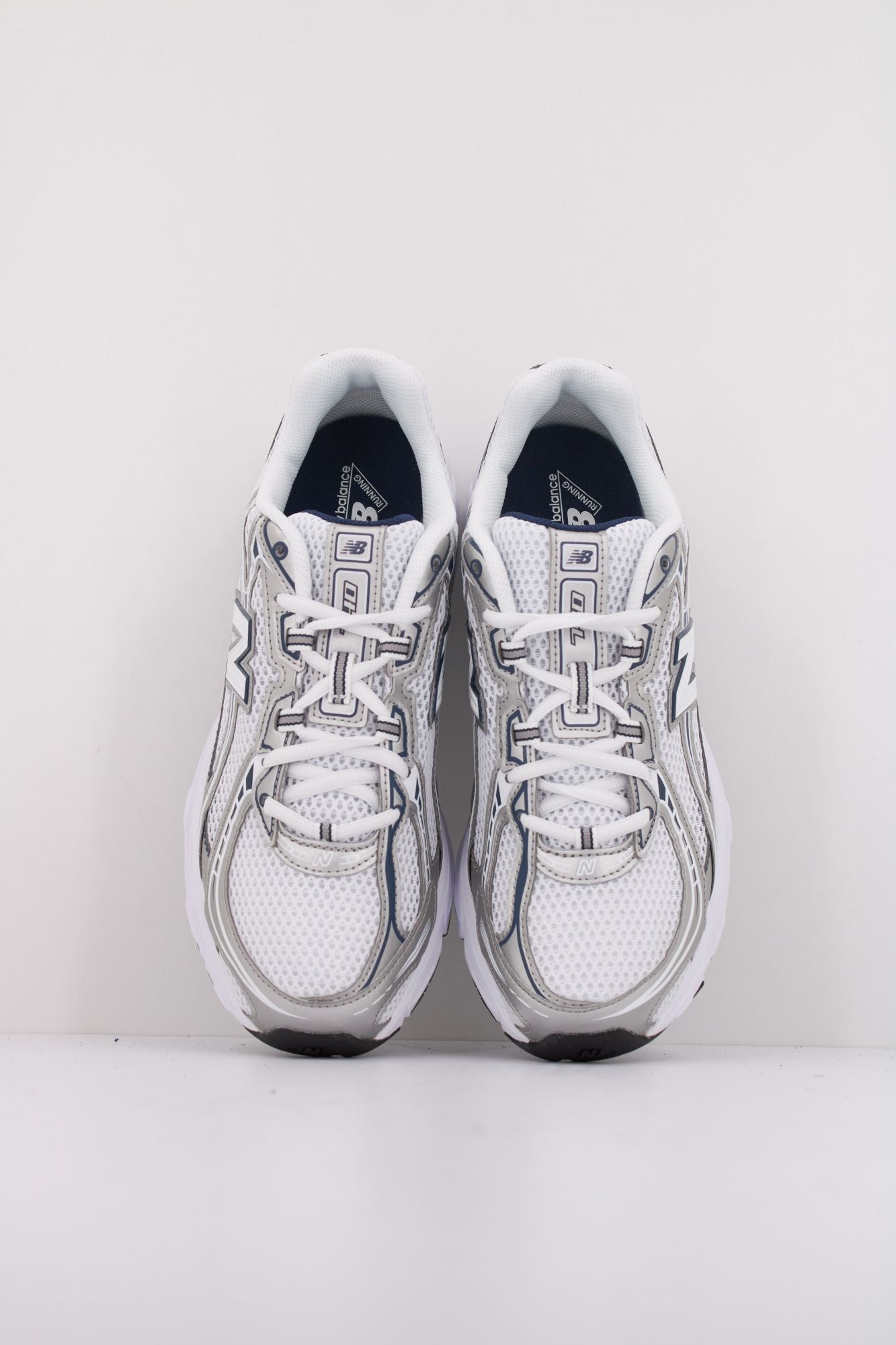 NEW BALANCE U740 en color BLANCO (3)