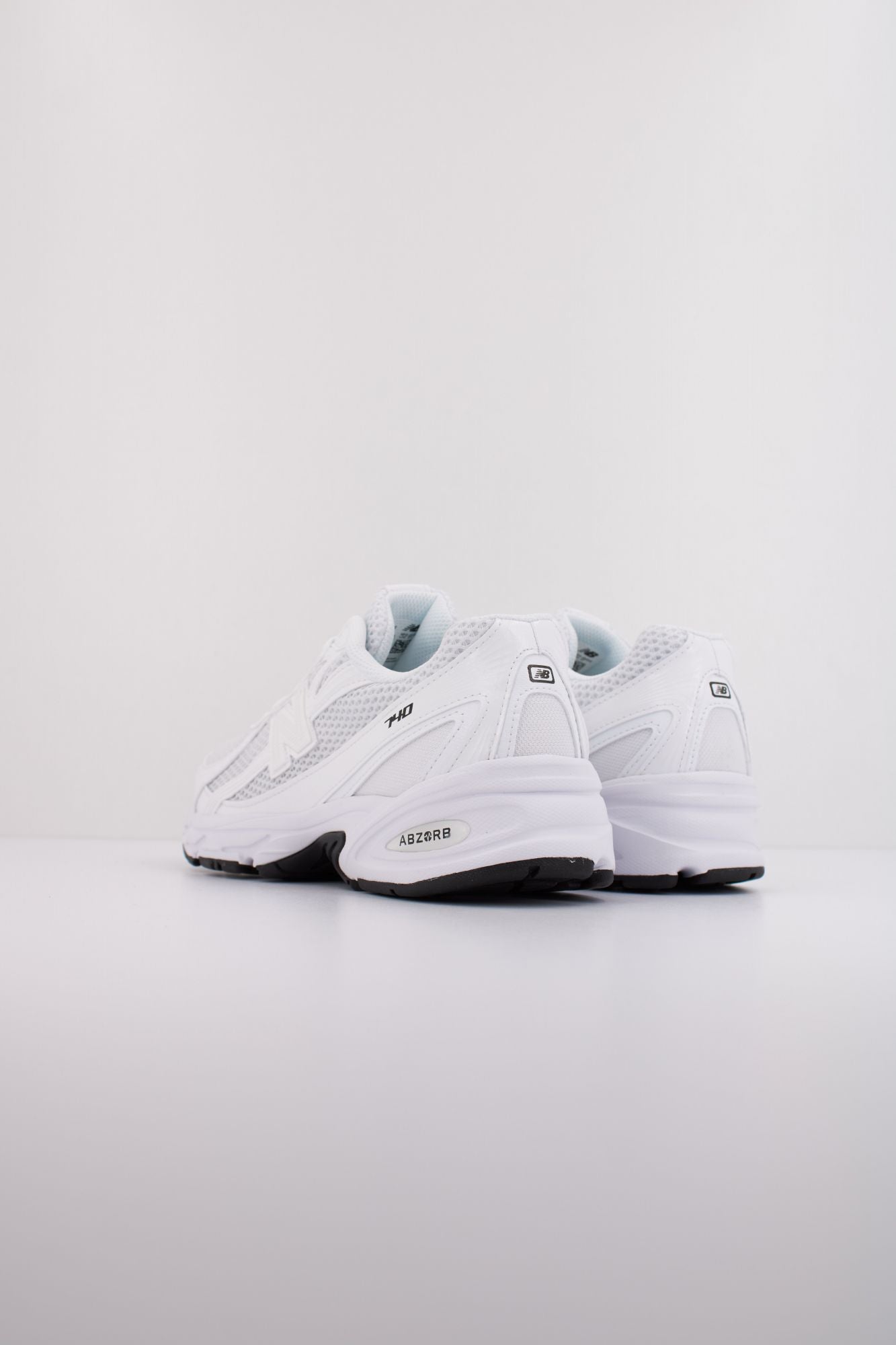 NEW BALANCE U740 en color BLANCO (4)