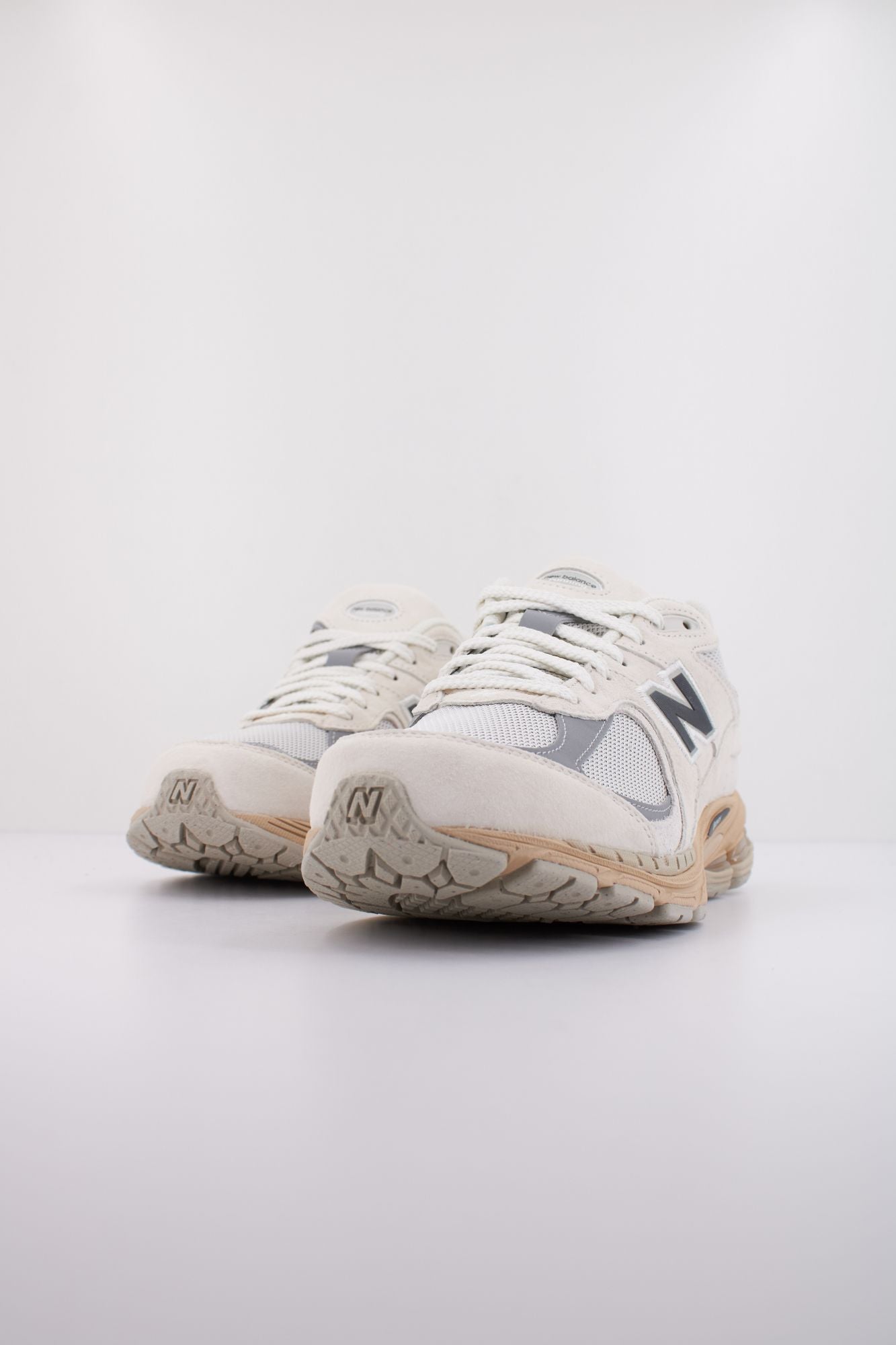 NEW BALANCE U2002 en color BLANCO (2)