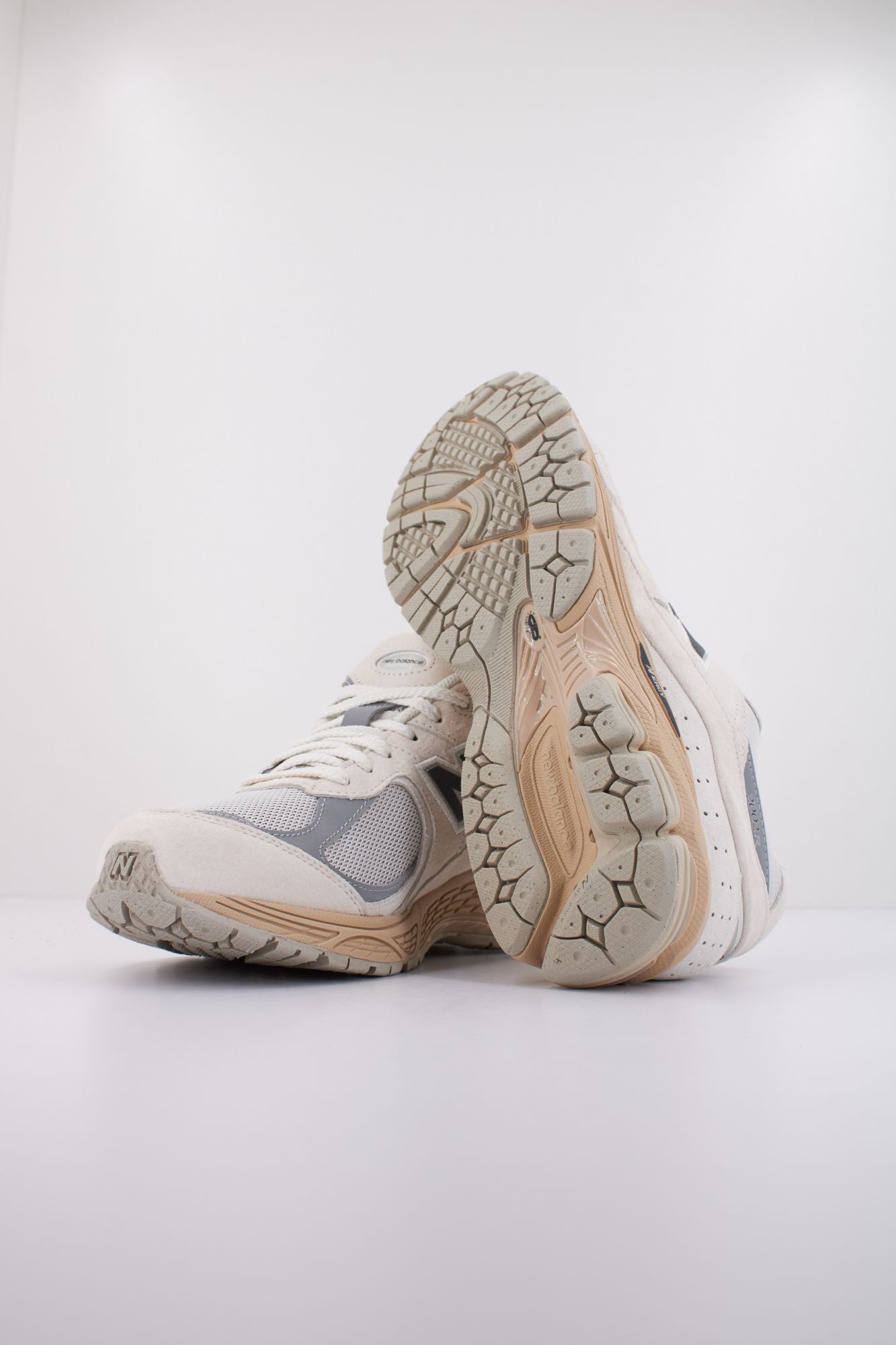 NEW BALANCE U2002 en color BLANCO (5)