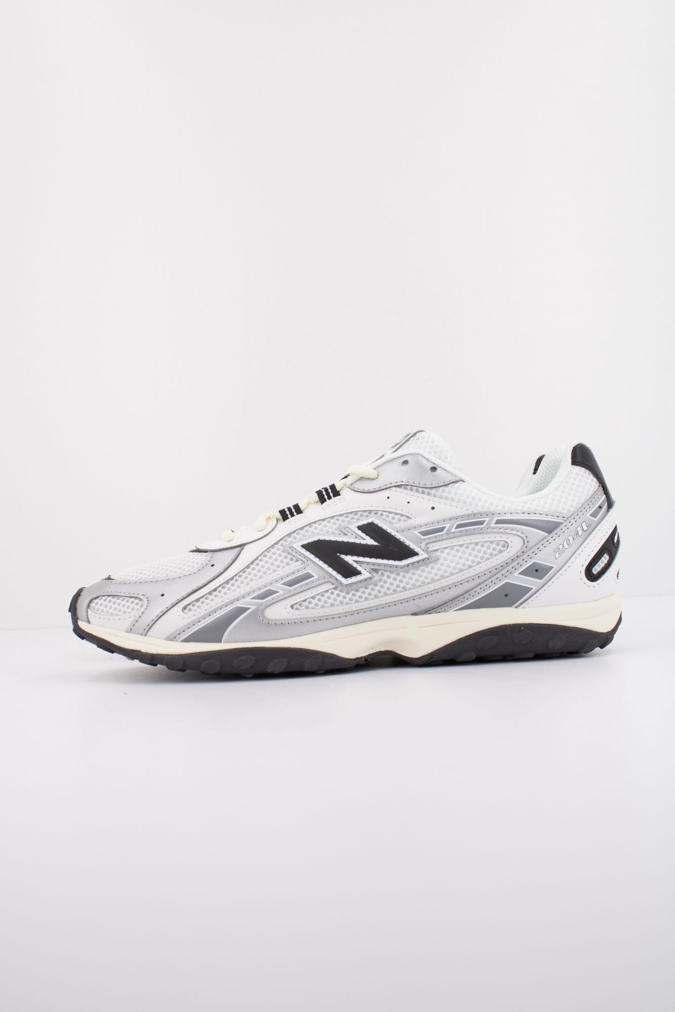 NEW BALANCE U204L en color BLANCO (1)