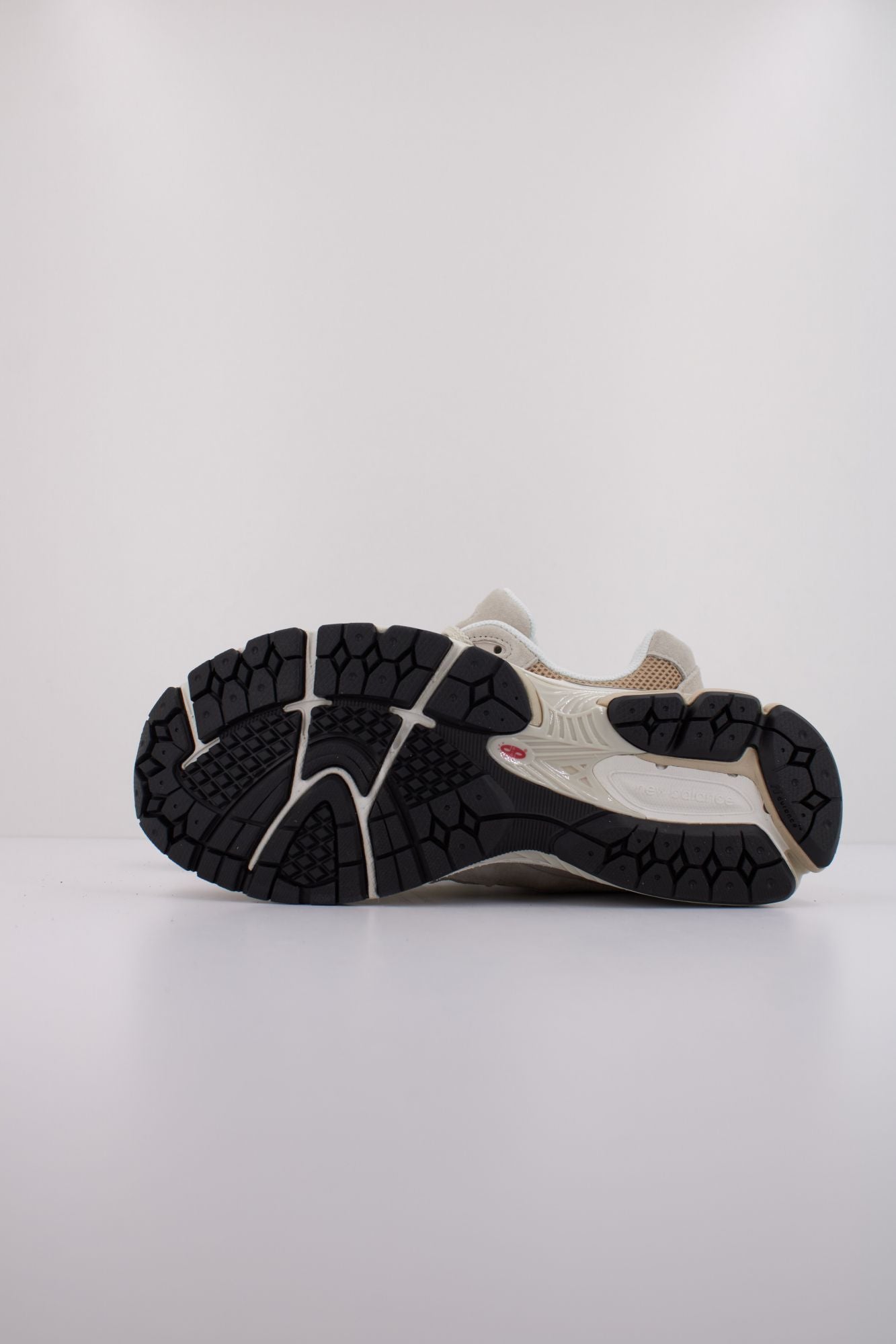 NEW BALANCE U2002 en color MARRON CLARO (5)