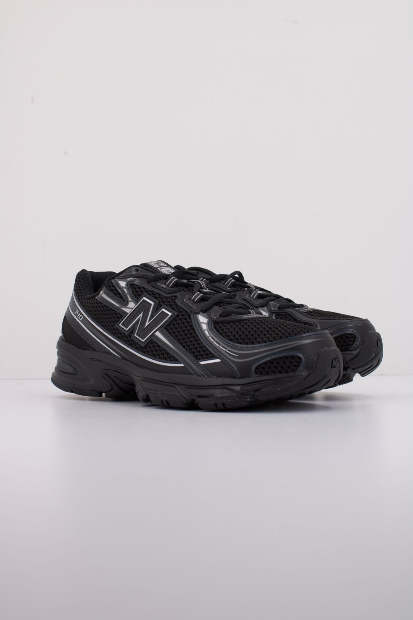 NEW BALANCE U740 BM2 en color NEGRO (2)