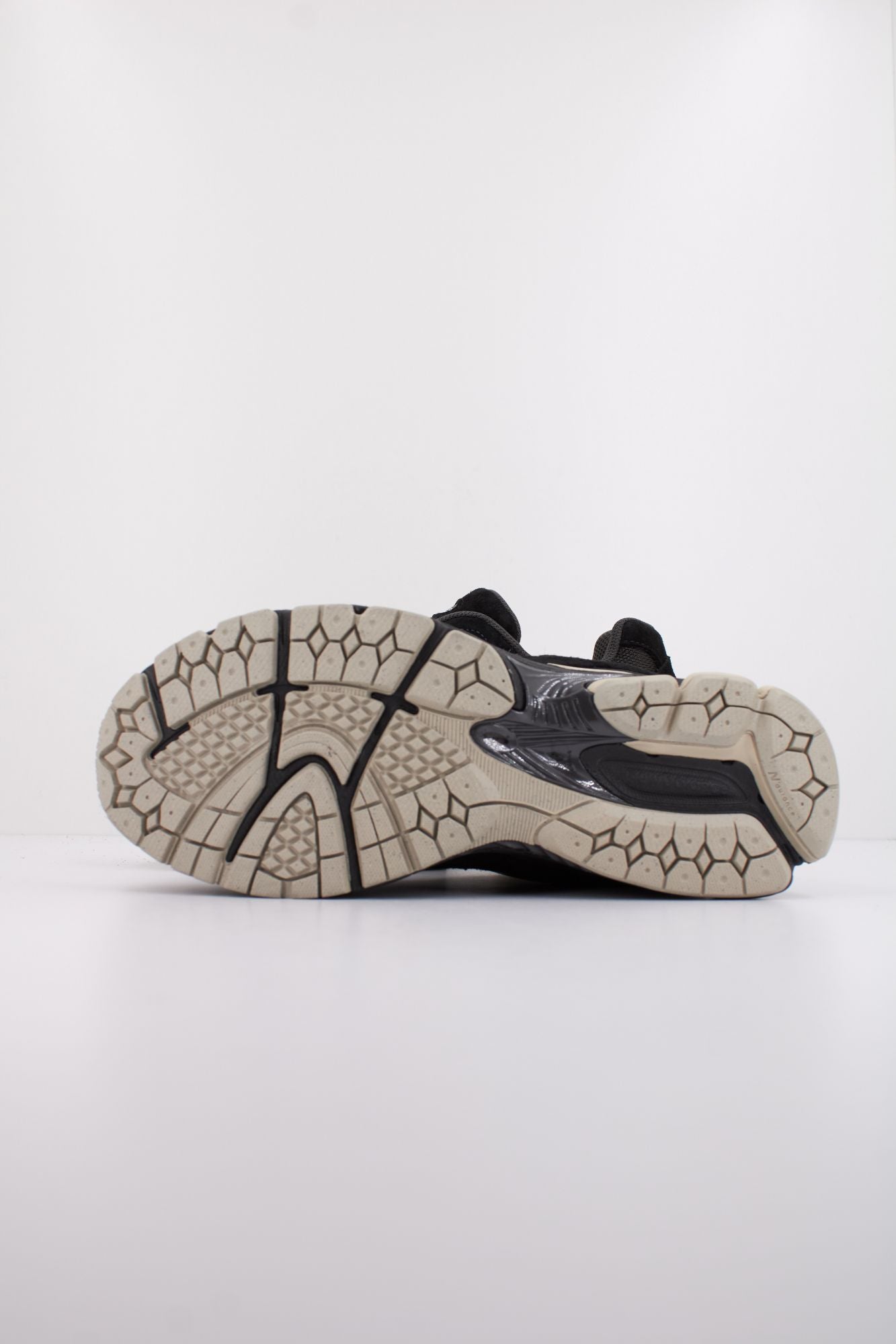 NEW BALANCE U2002 en color NEGRO (5)