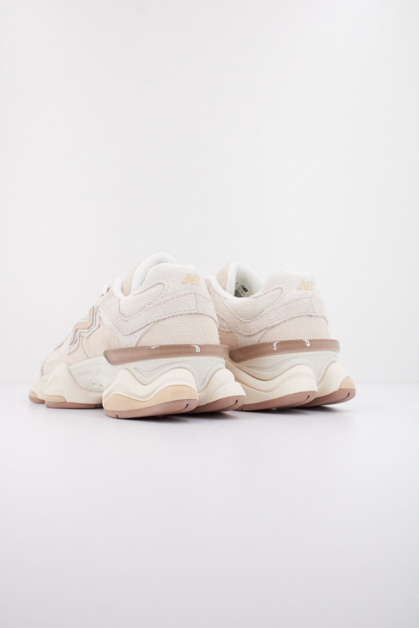 NEW BALANCE U9060 en color BEIS (4)