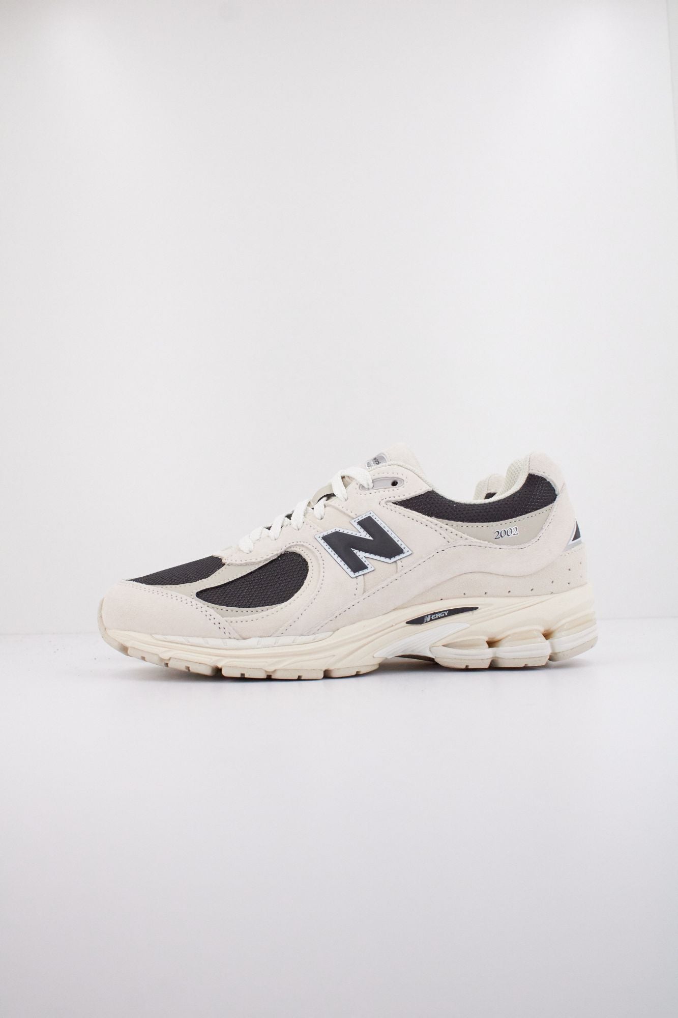 NEW BALANCE U2002 en color BEIS (1)