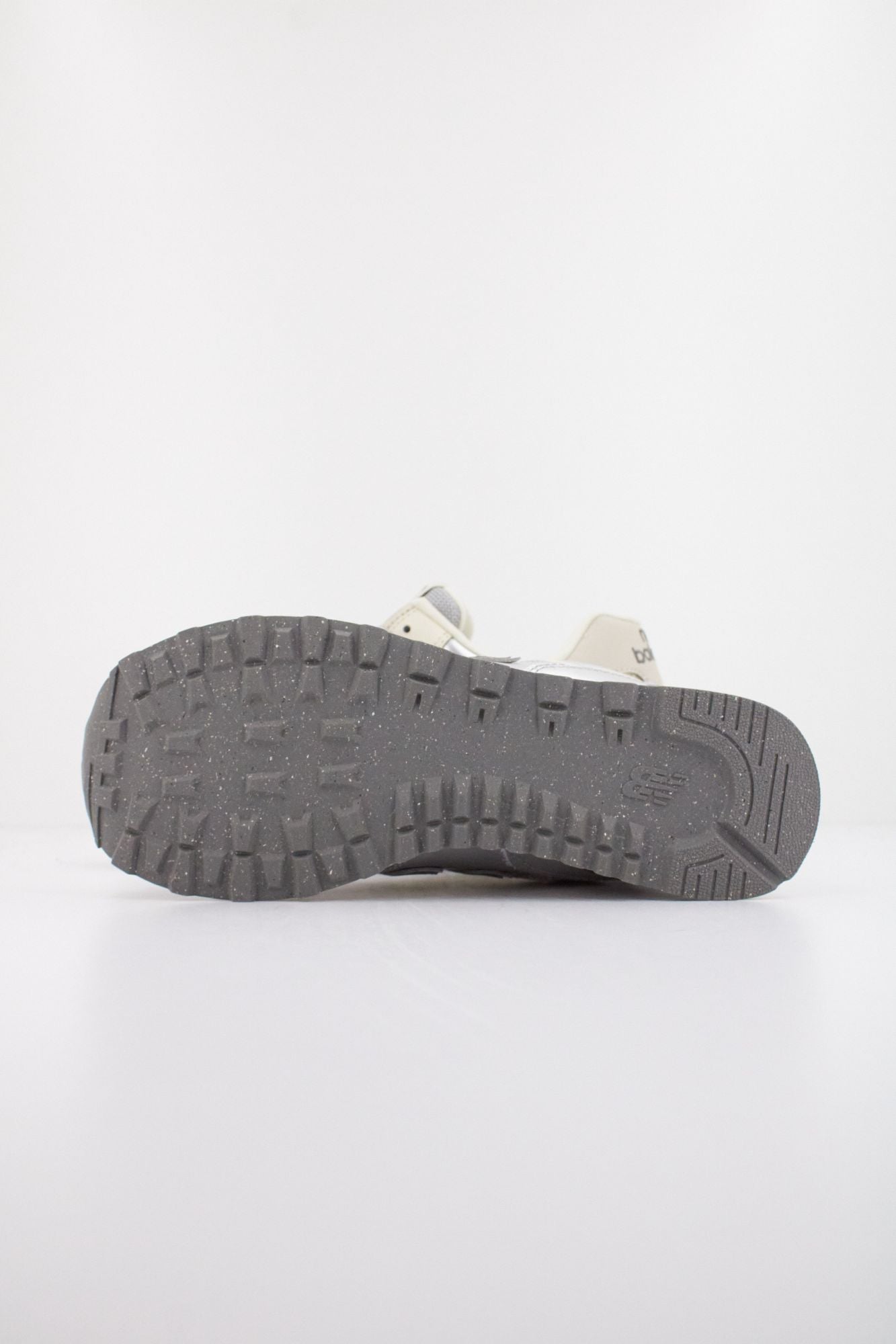 NEW BALANCE WL574 en color PLATA (5)