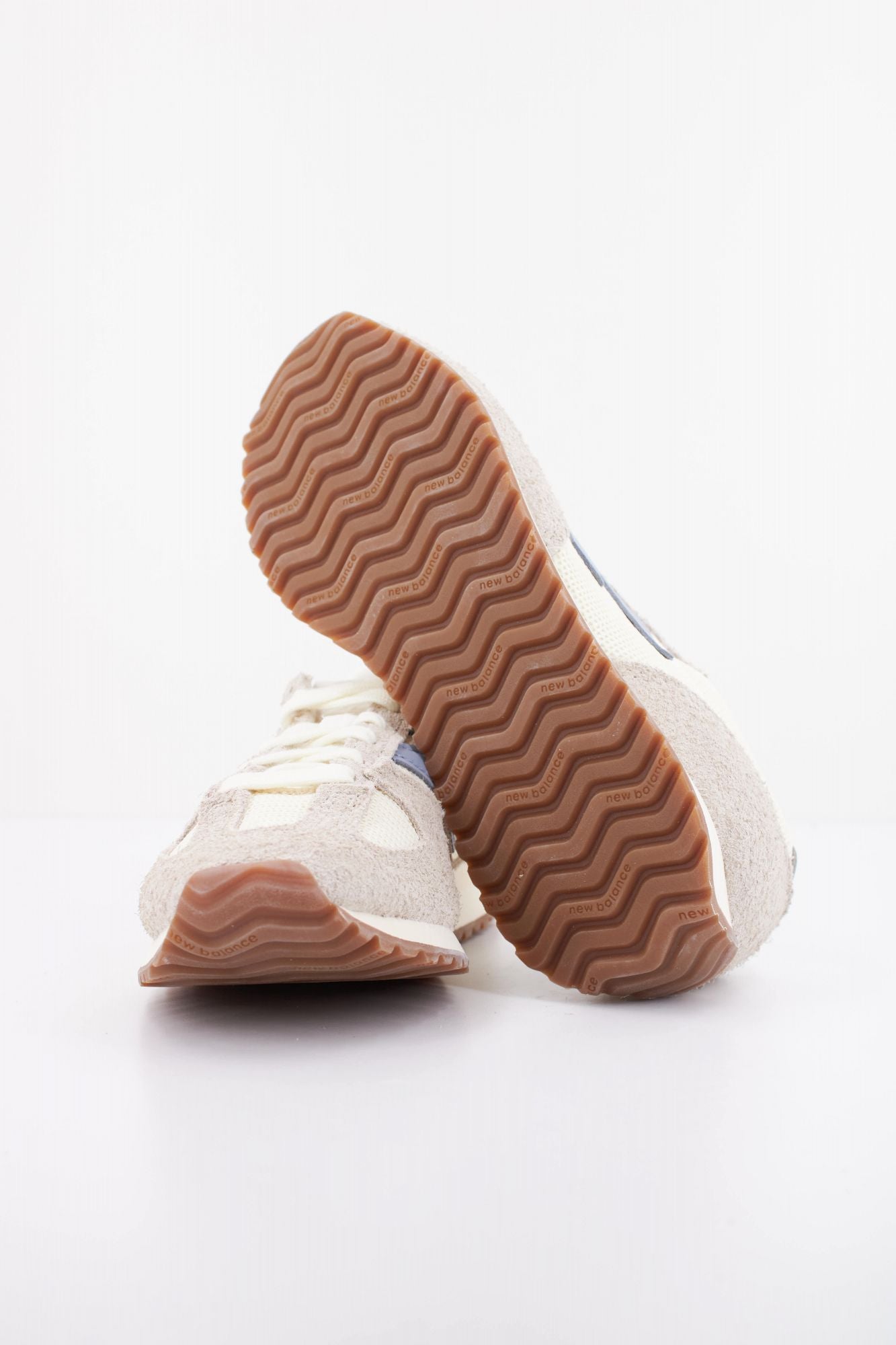 NEW BALANCE U471 AA en color BEIS (5)