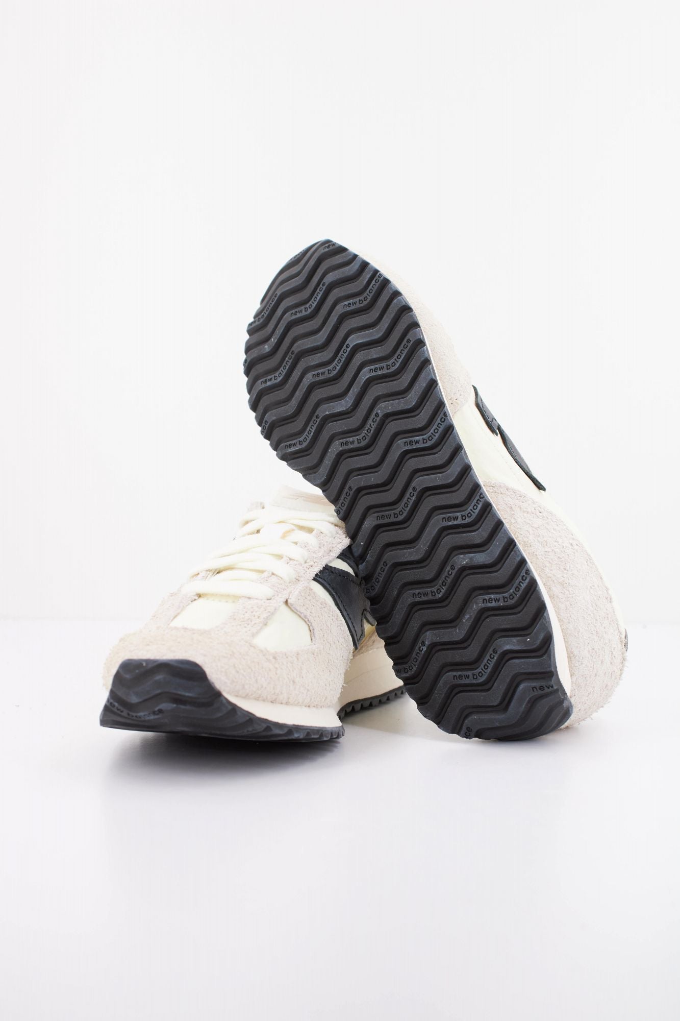 NEW BALANCE U471 AM en color BEIS (5)