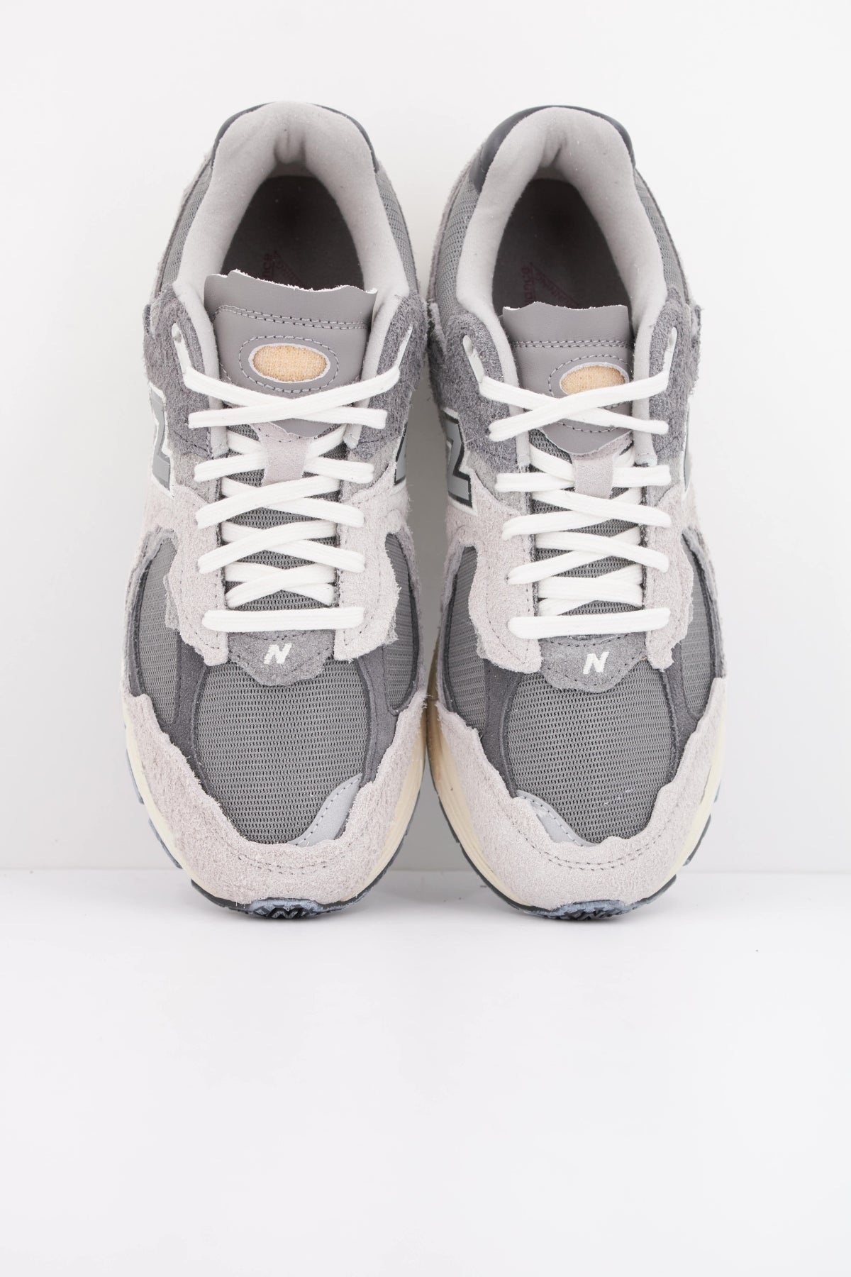 NEW BALANCE M2002 en color GRIS (3)