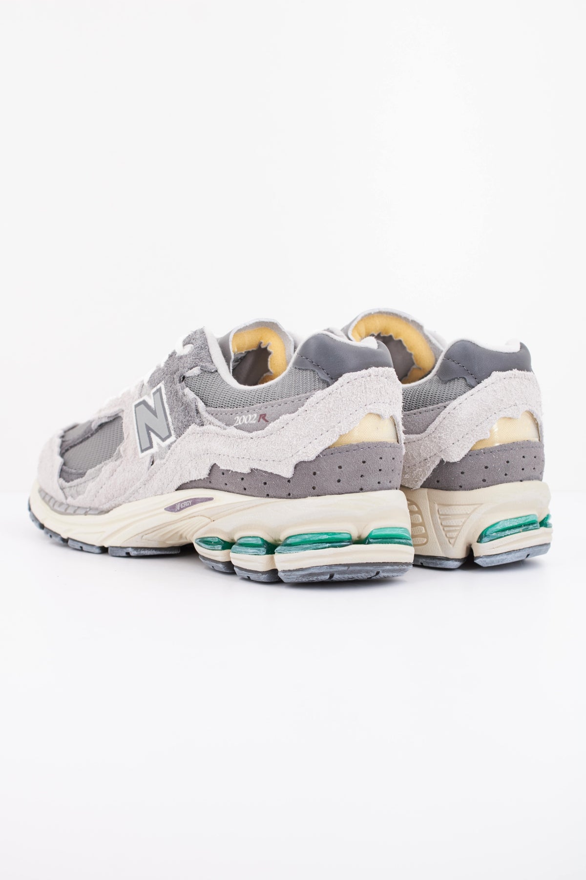 NEW BALANCE M2002 en color GRIS (4)