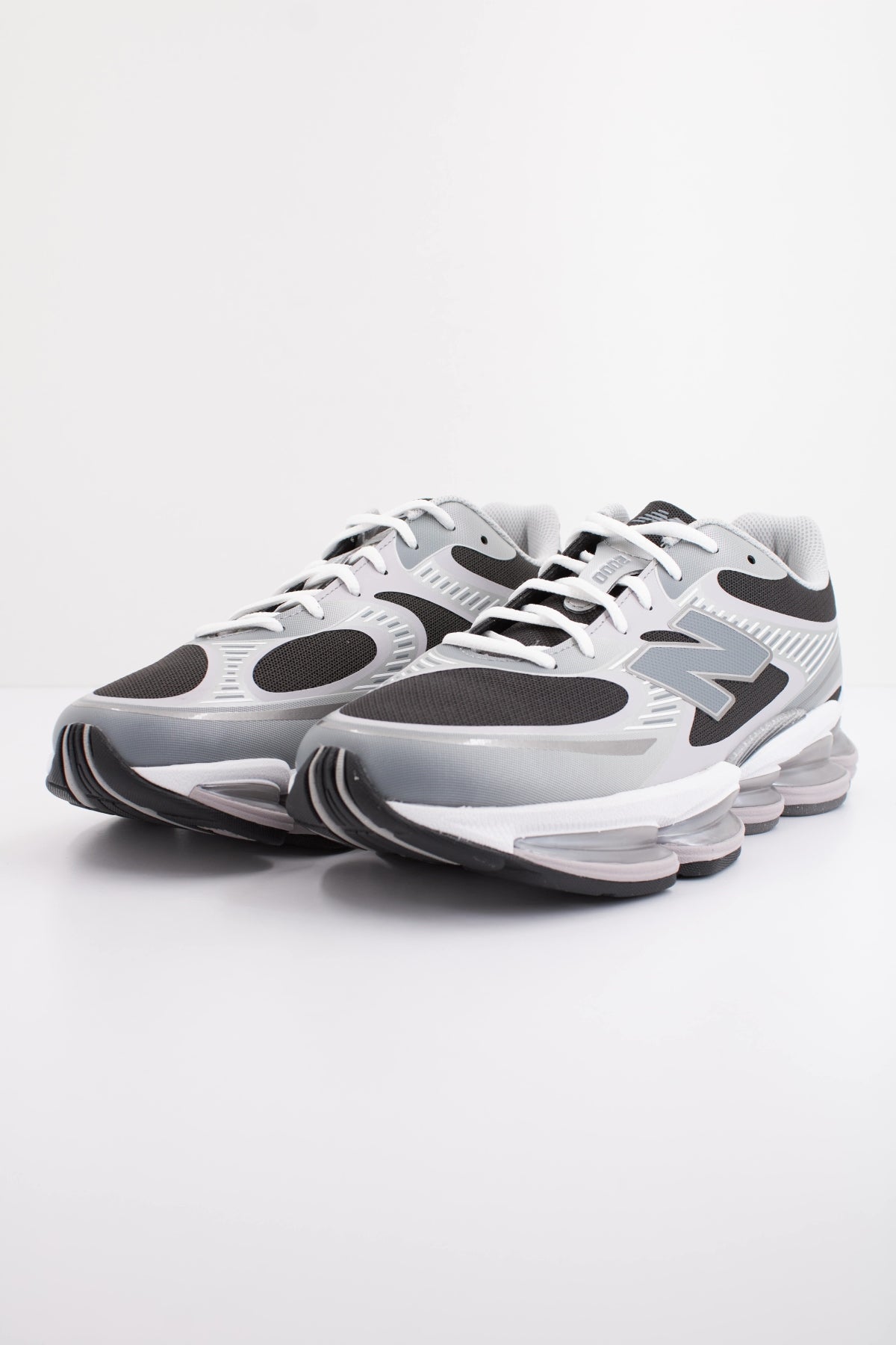 NEW BALANCE U20003 OZ en color PLATA (2)