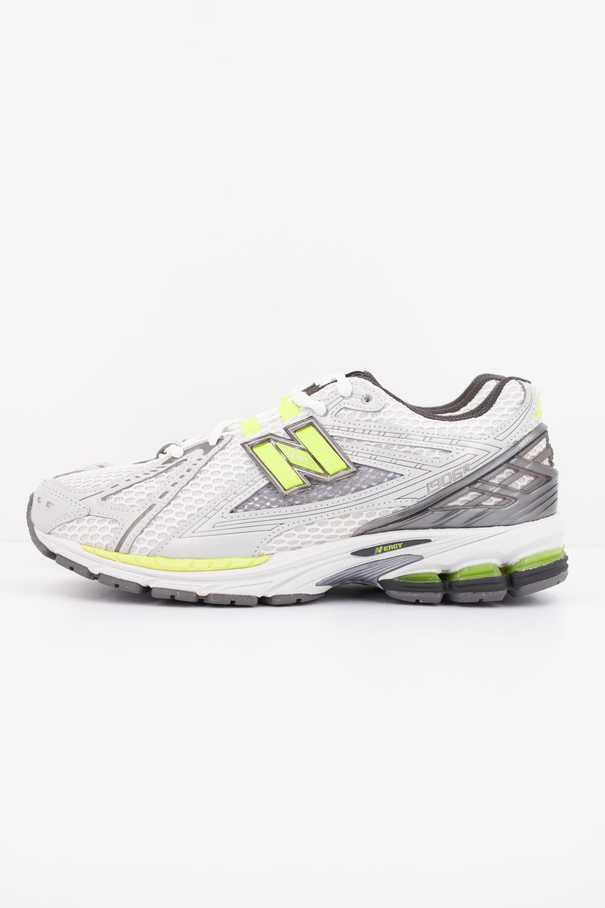 NEW BALANCE U1906 en color BLANCO (1)