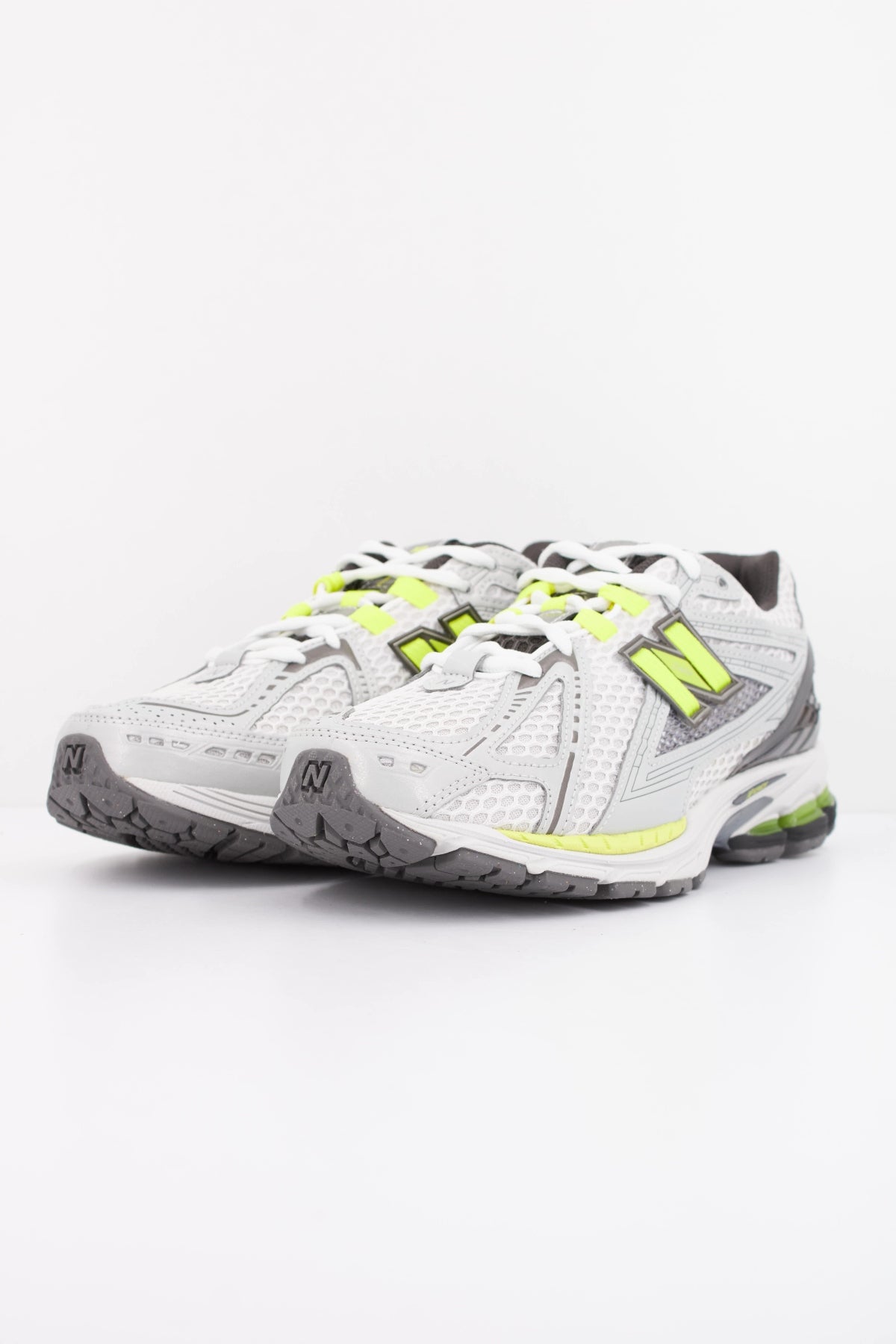 NEW BALANCE U1906 en color BLANCO (2)