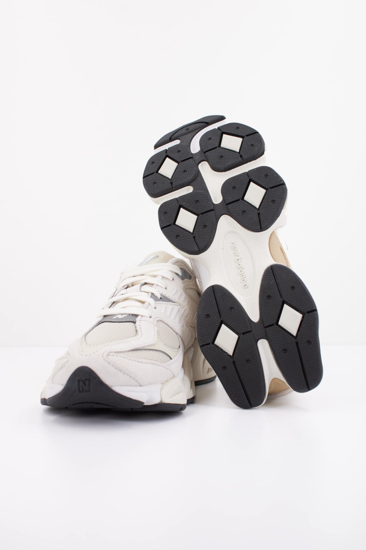 NEW BALANCE U9060 en color BLANCO (5)