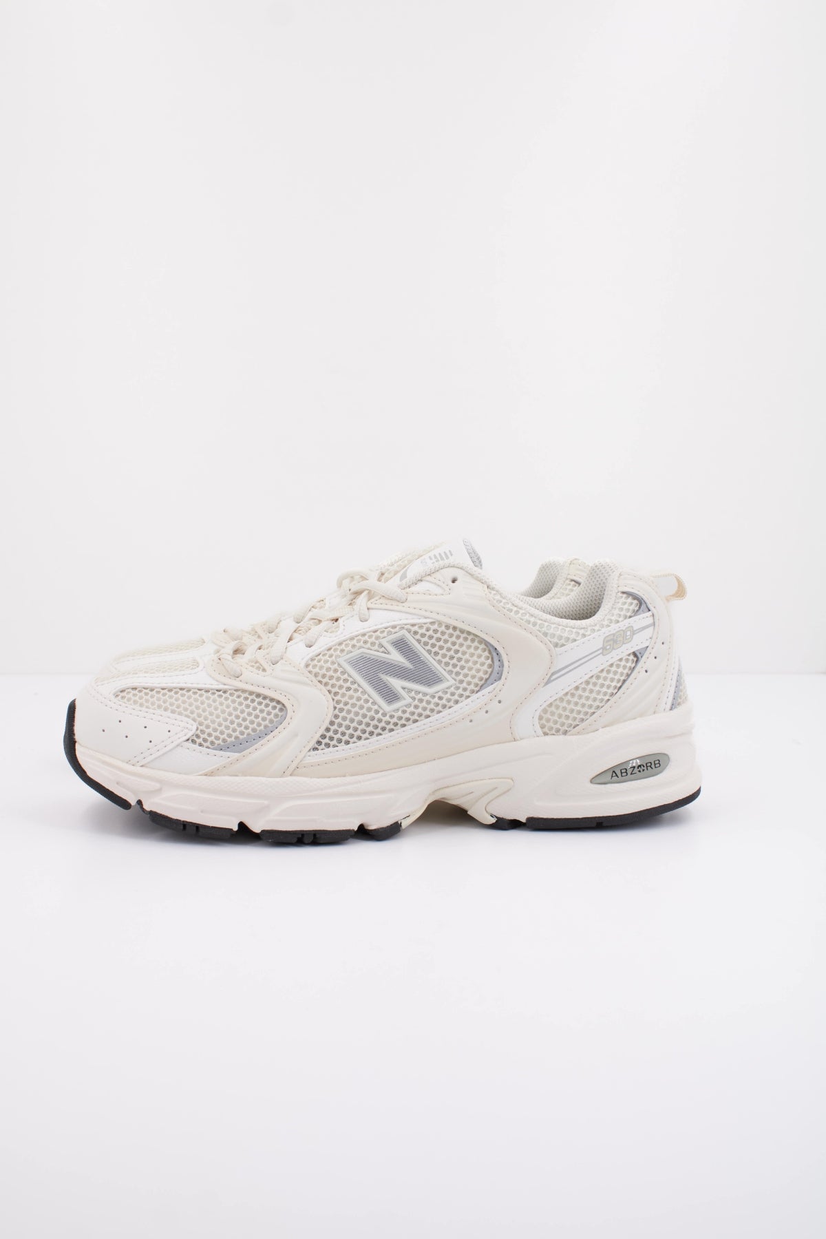 NEW BALANCE MR530 en color BEIS (1)