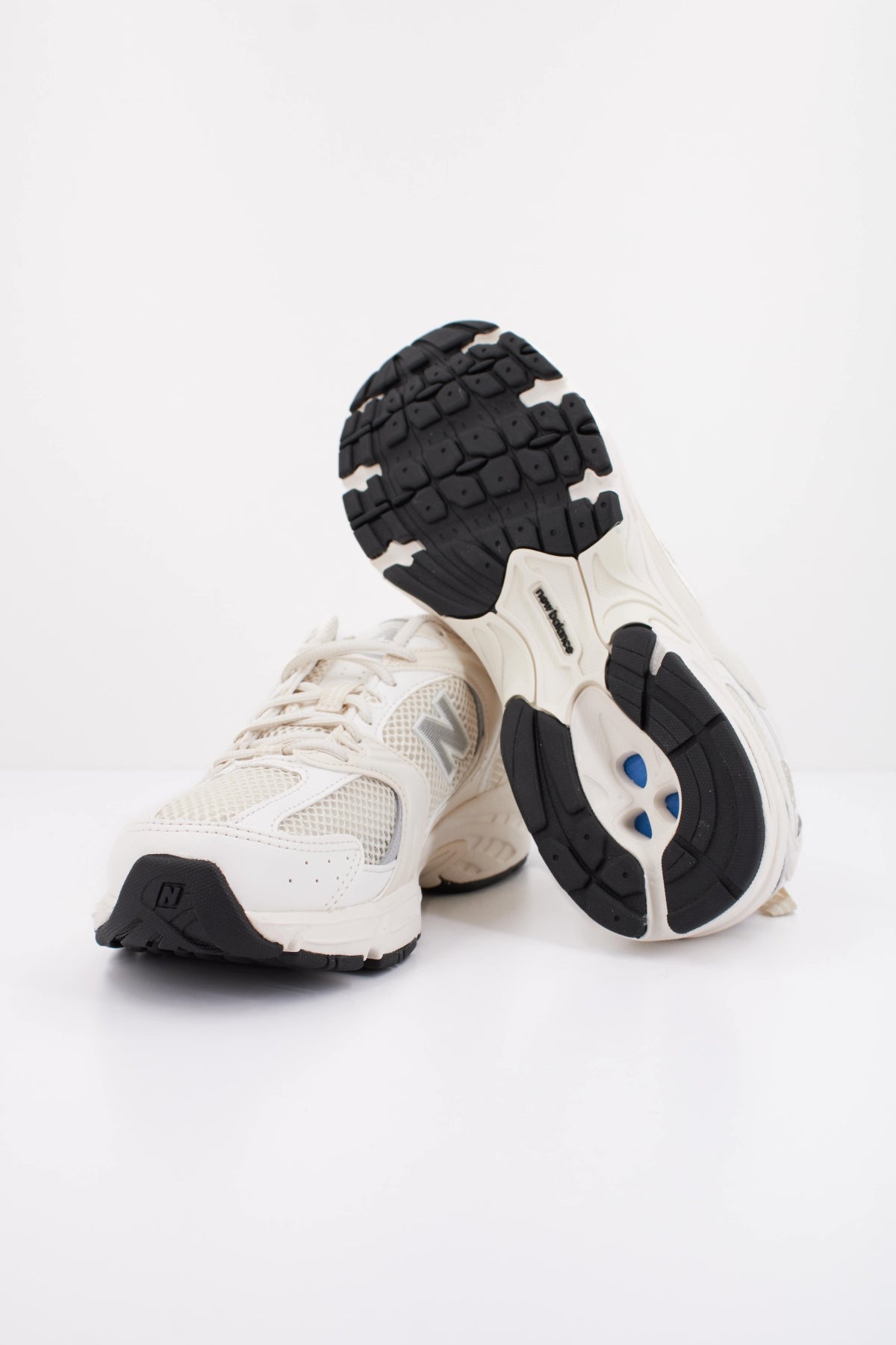 NEW BALANCE MR530 en color BEIS (5)