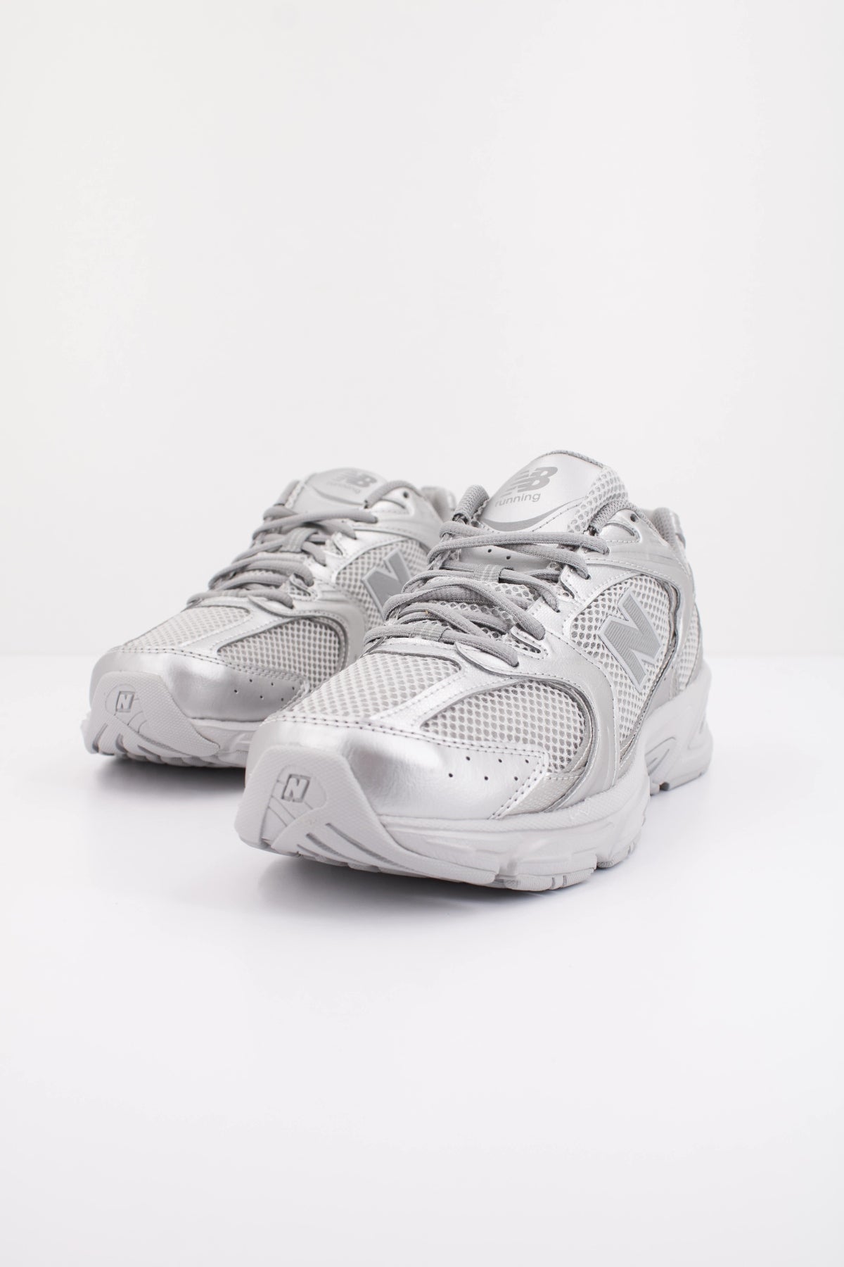 NEW BALANCE MR530 en color PLATA (2)