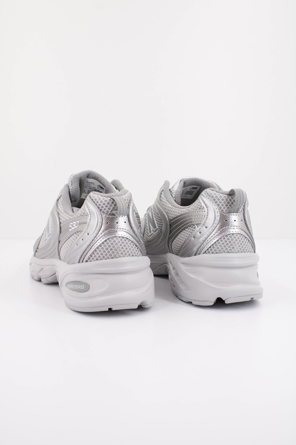 NEW BALANCE MR530 en color PLATA (4)