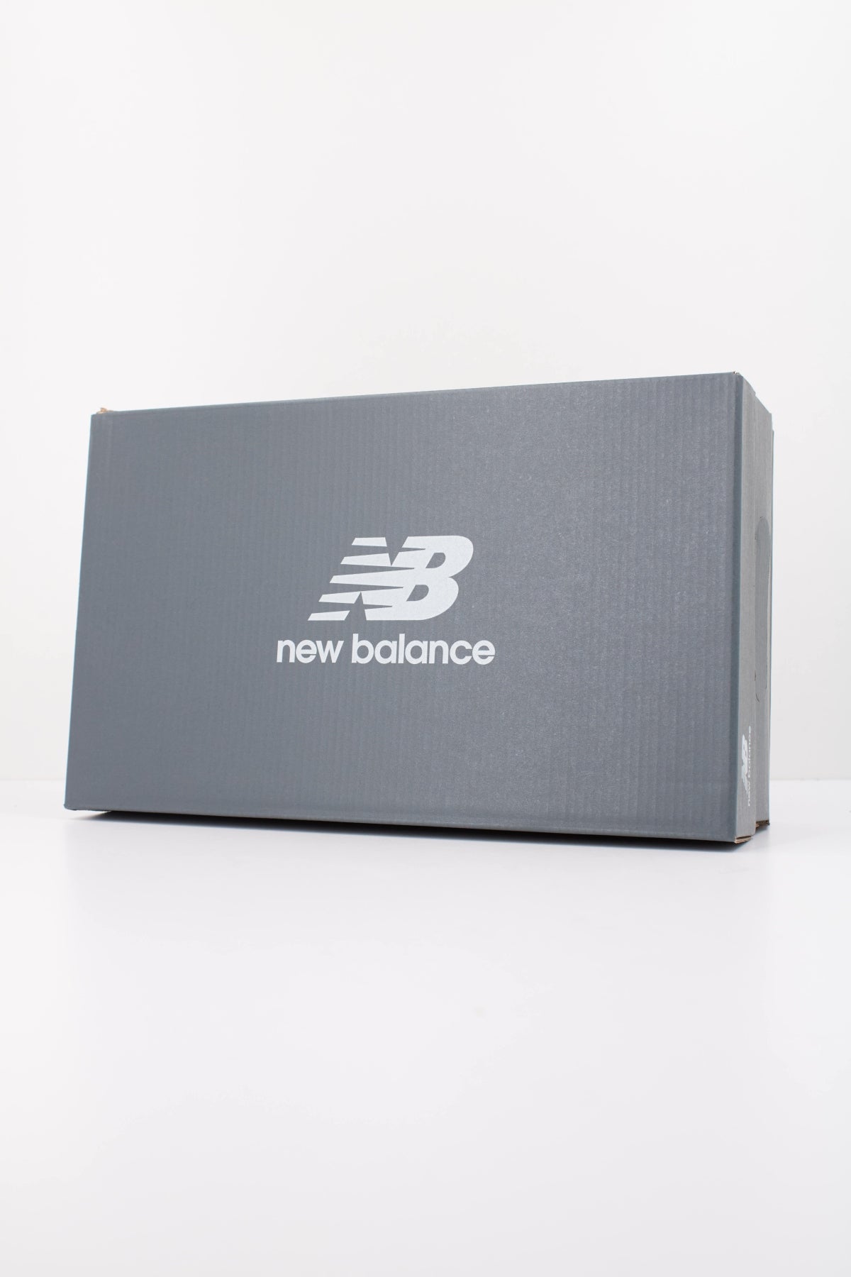 NEW BALANCE U10004 en color BLANCO (6)