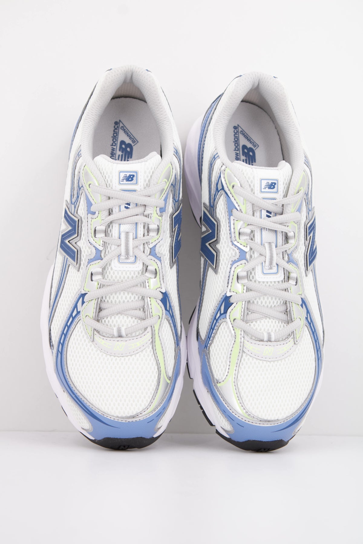 NEW BALANCE U740 en color BLANCO (3)