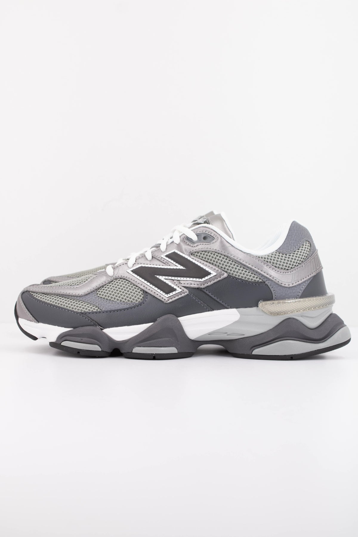 NEW BALANCE U9060 en color GRIS (1)
