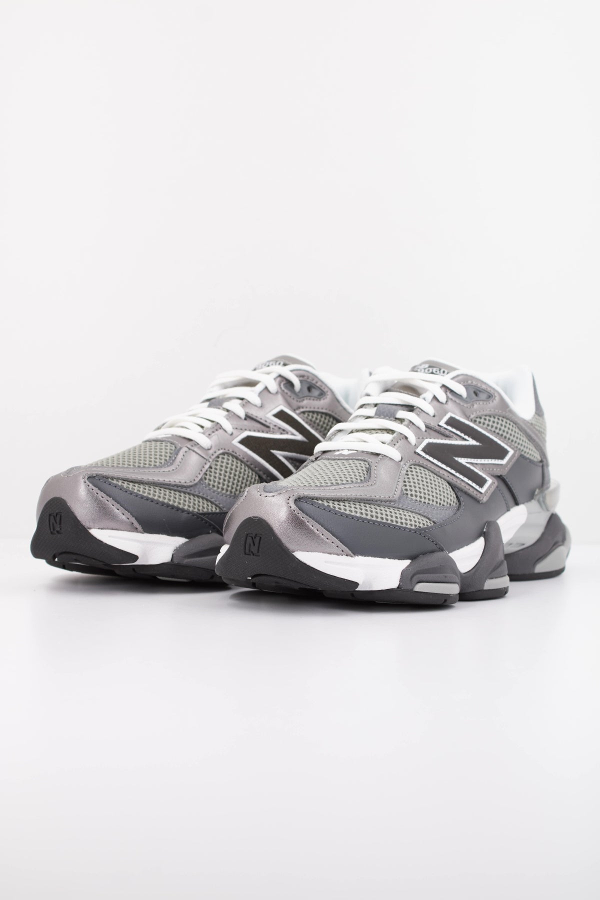 NEW BALANCE U9060 en color GRIS (2)