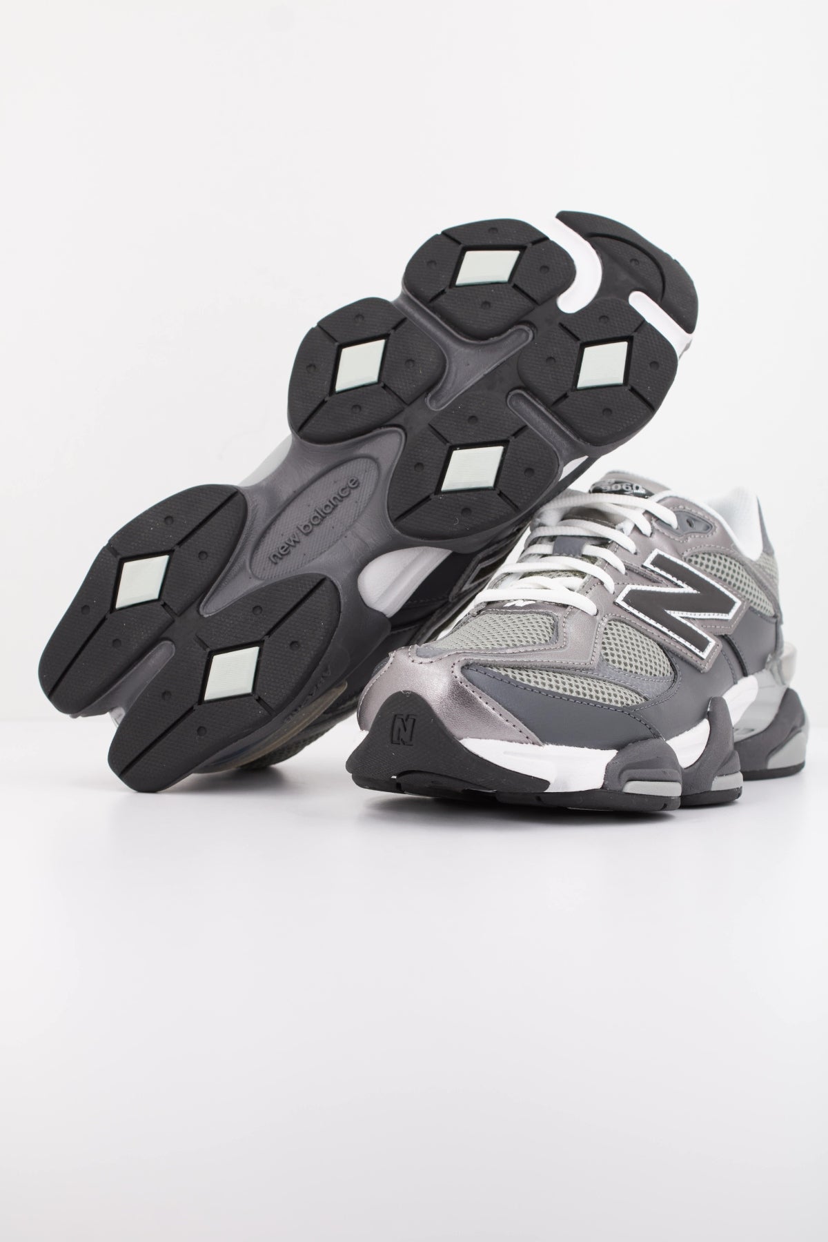 NEW BALANCE U9060 en color GRIS (5)