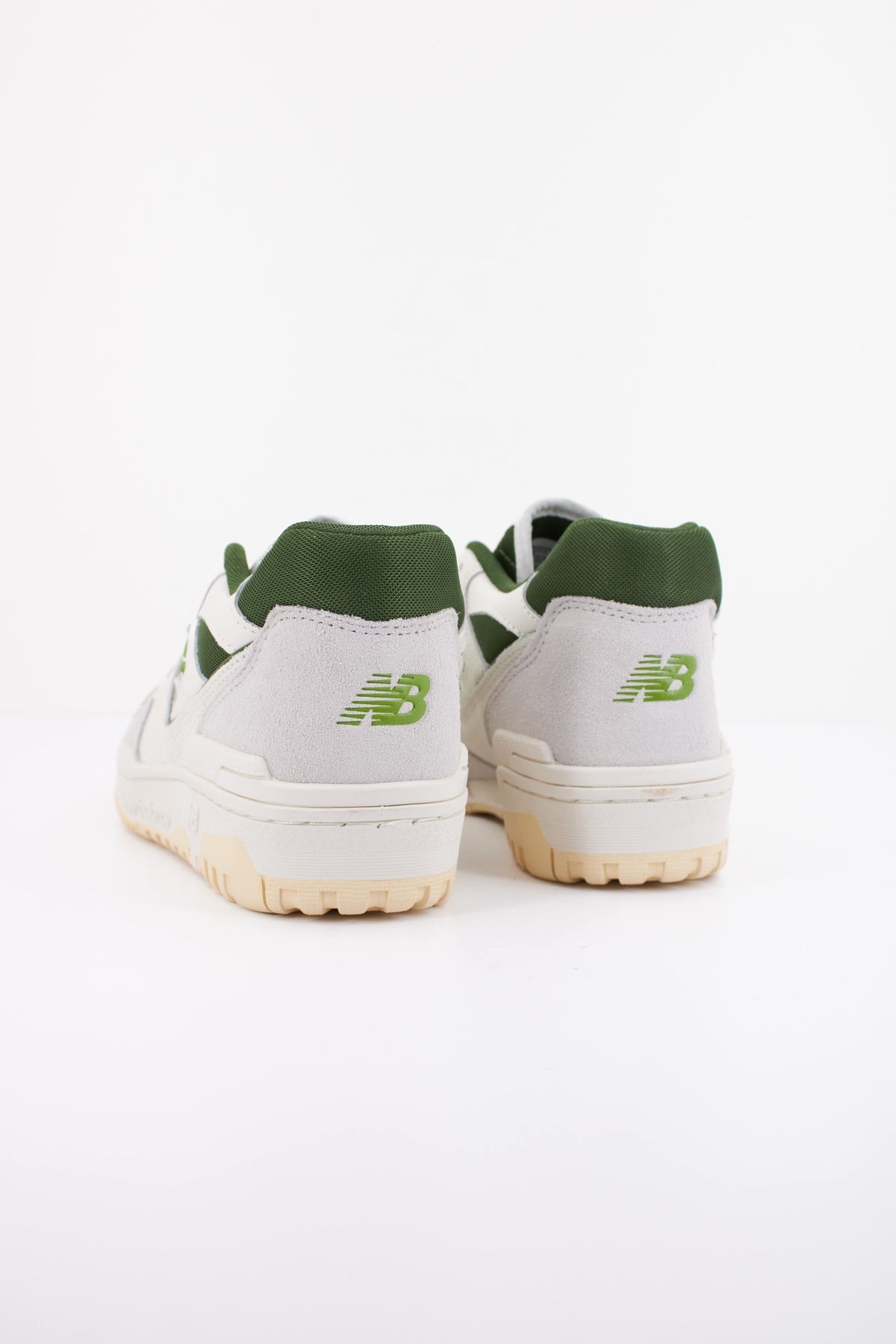 NEW BALANCE BB550 EGR en color BLANCO (4)