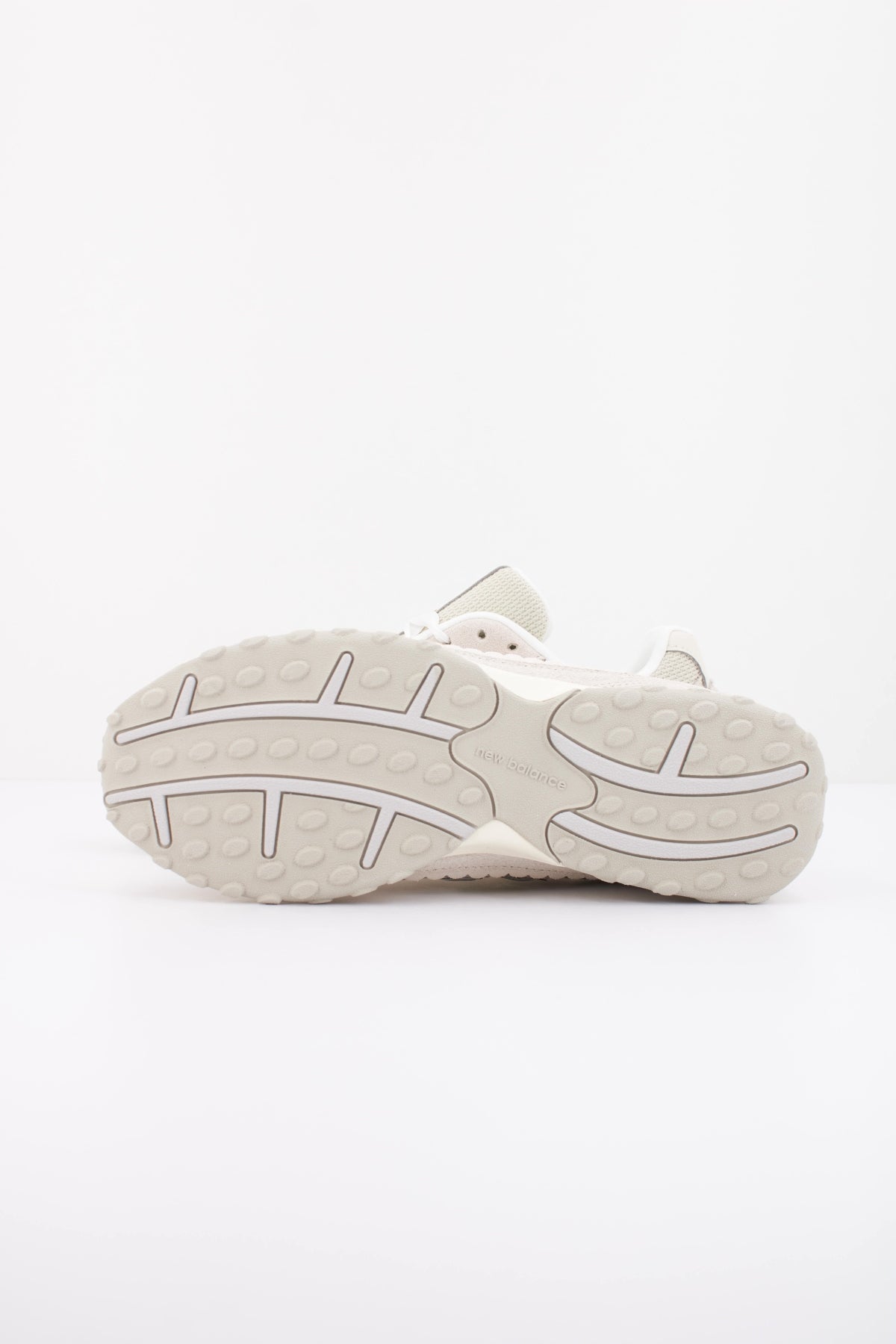 NEW BALANCE U204L 2SZ en color BEIS (5)