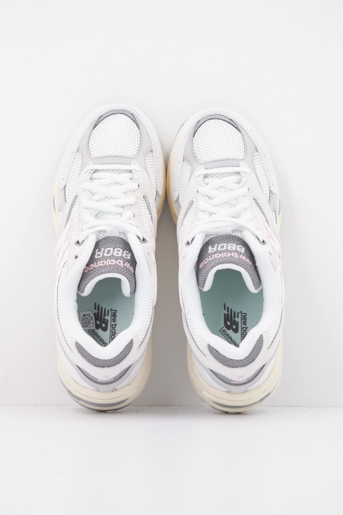 NEW BALANCE U880R 9P0 en color BLANCO (3)